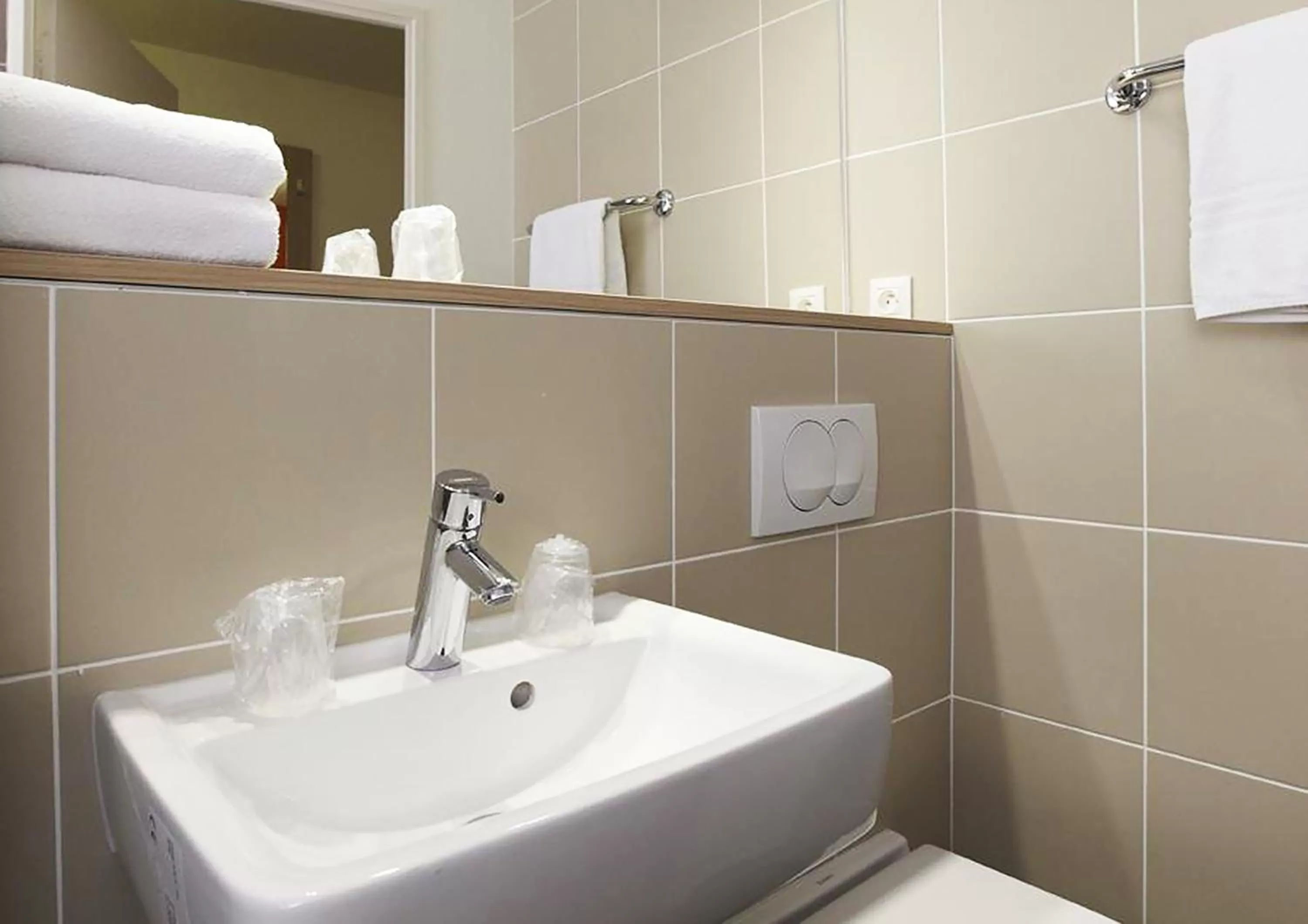 Shower in B&B HOTEL Lyon Aéroport Saint-Quentin-Fallavier