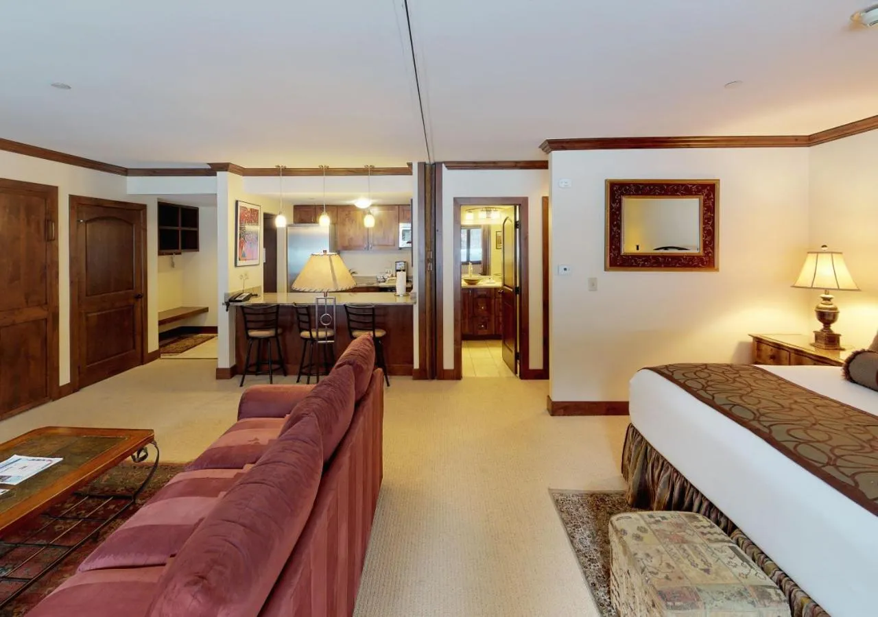 Photo of the whole room, Bed in Manor Vail Lodge