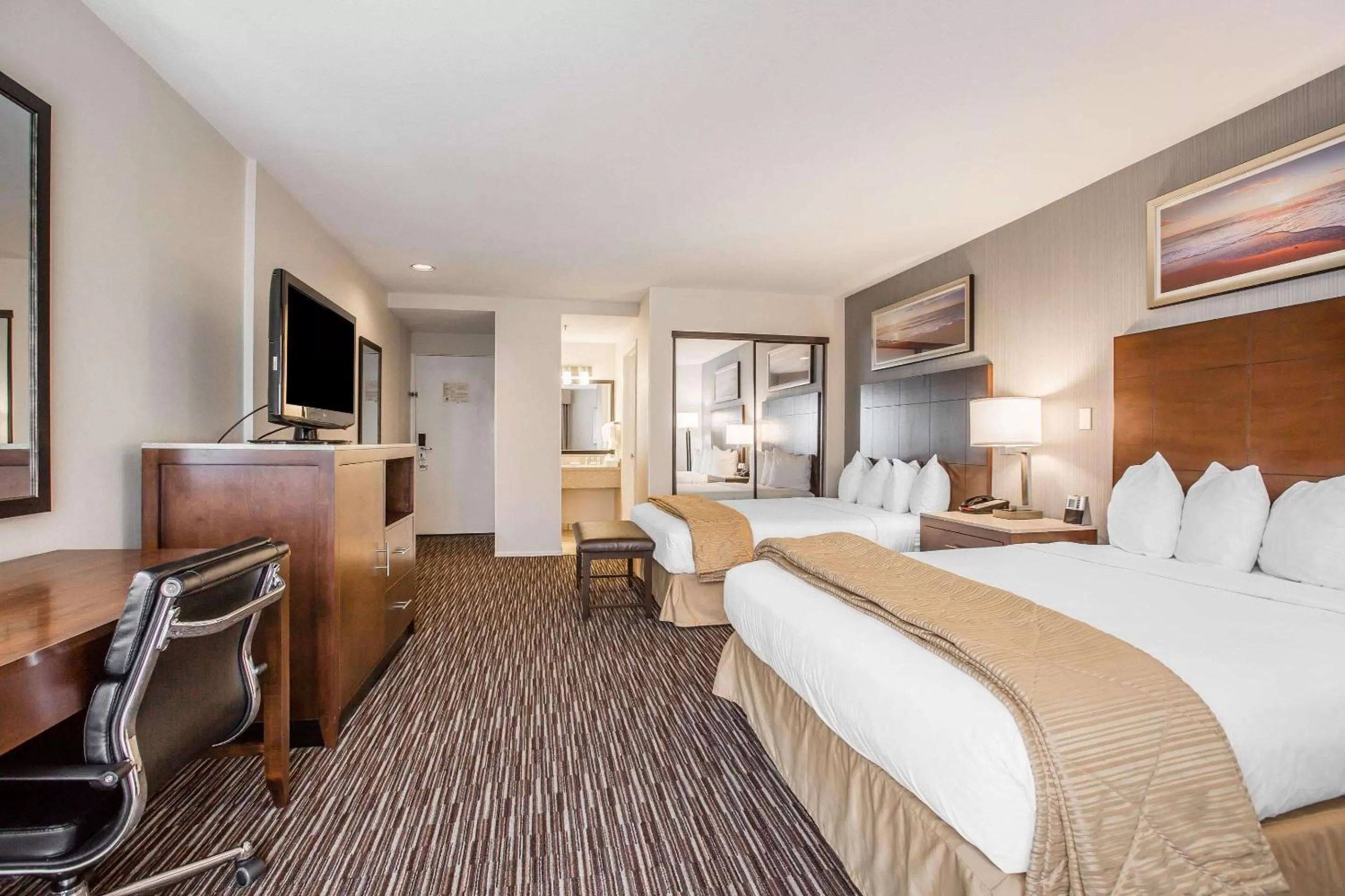 Photo of the whole room, Bed in Quality Inn & Suites Hermosa Beach