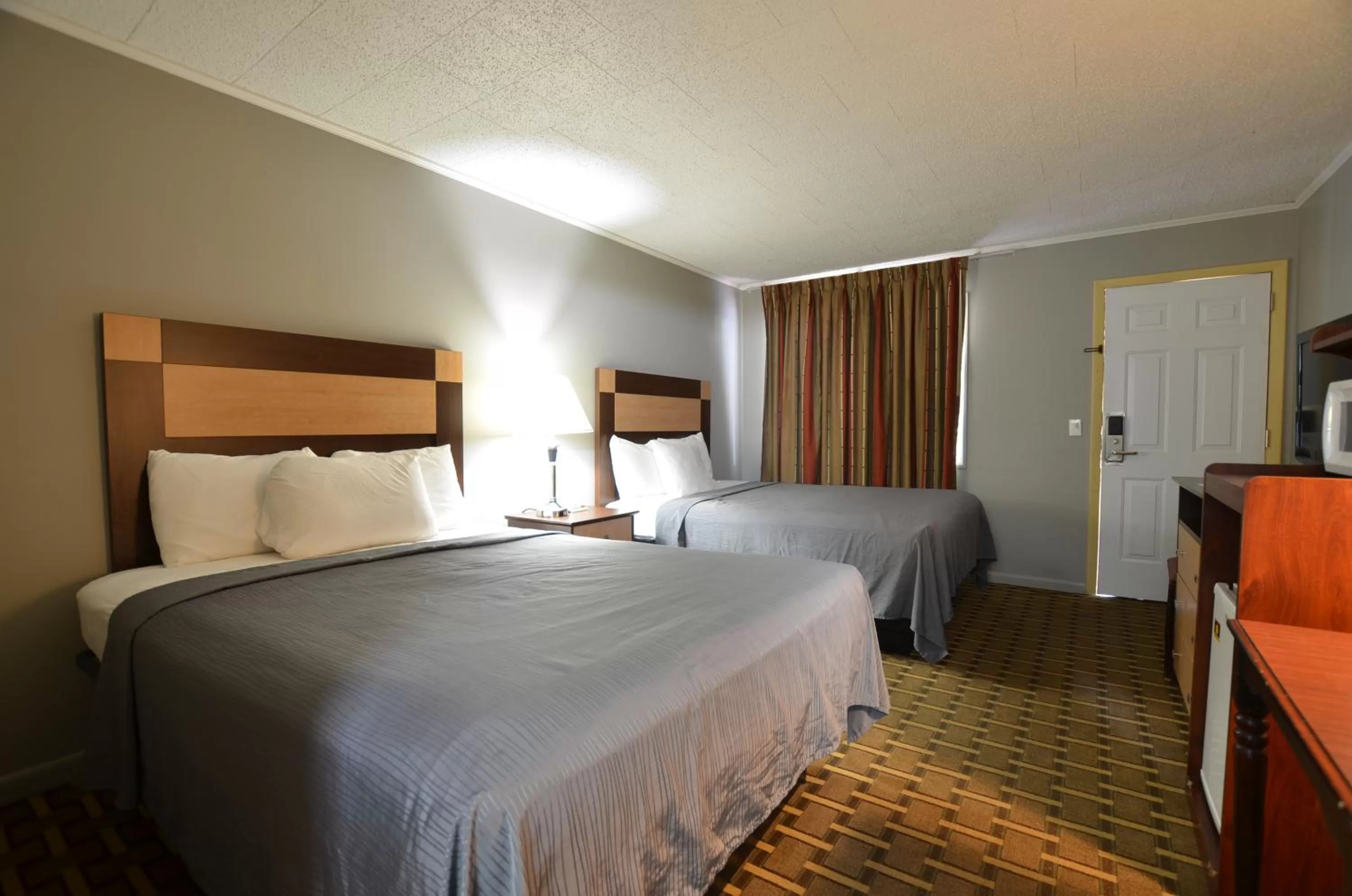 Bedroom, Bed in Travelowes Motel - Maggie Valley