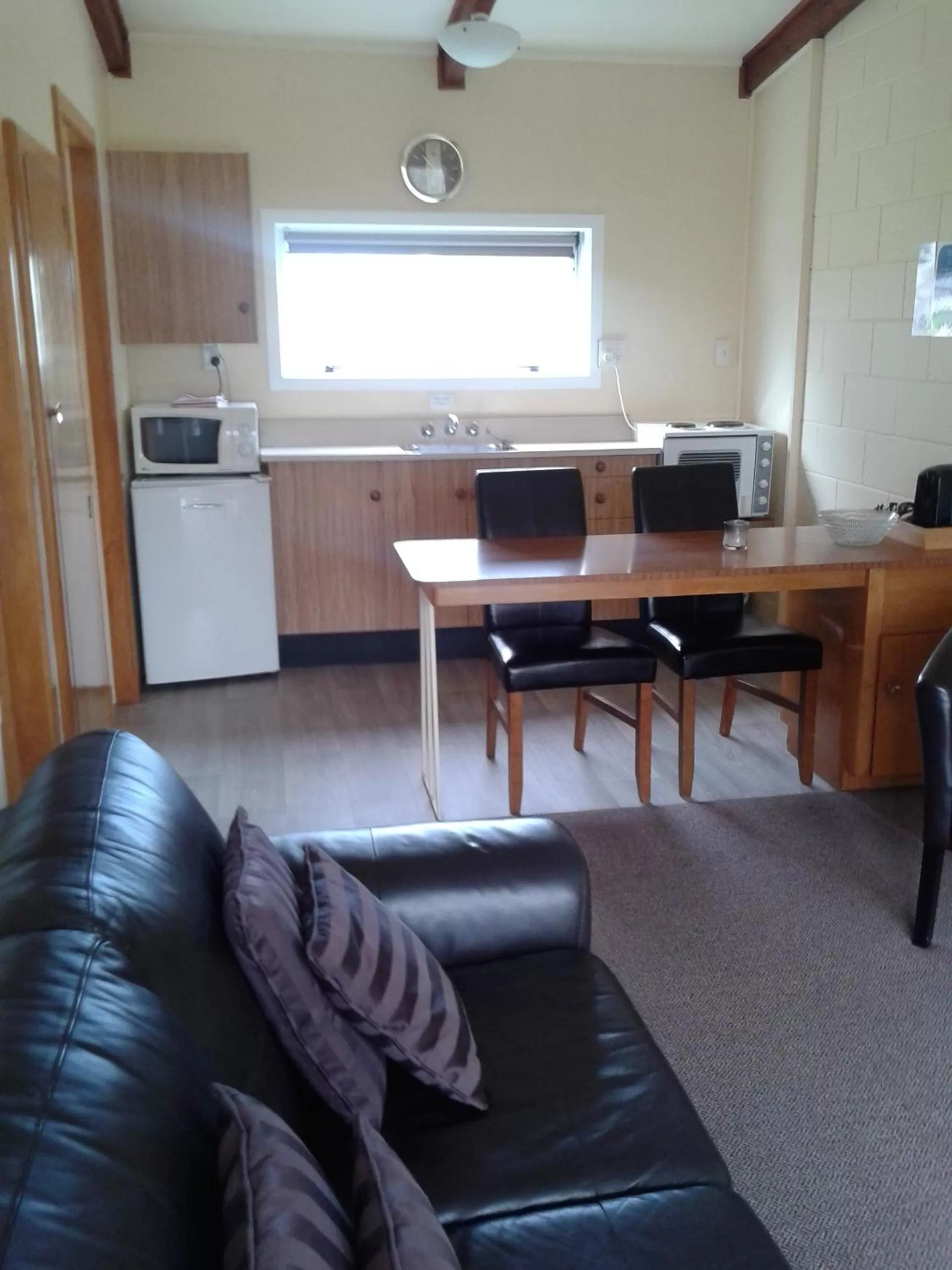 Living room in Alpine View Motel