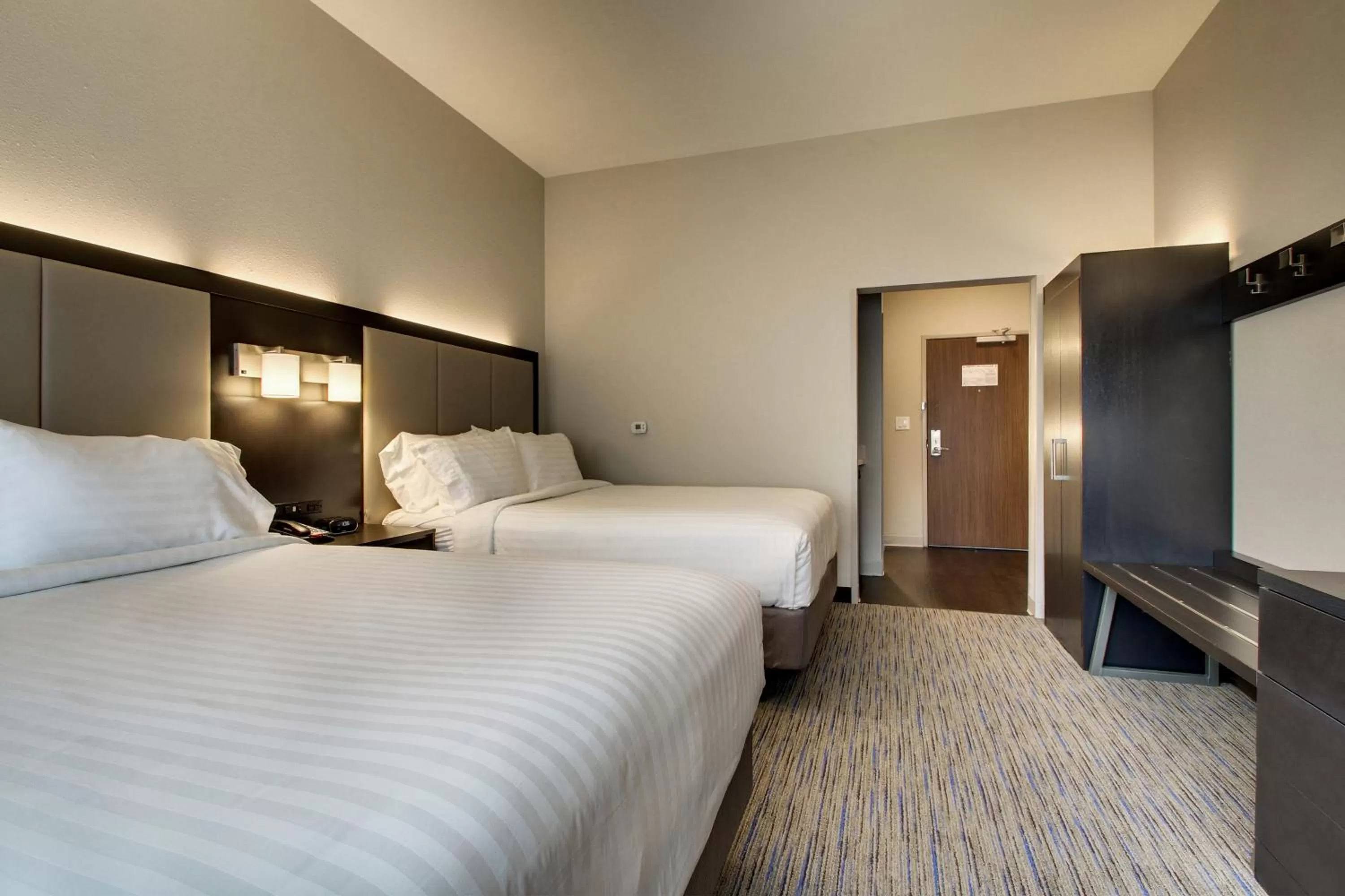 Bed in Holiday Inn Express & Suites Charleston NE Mt Pleasant US17 by IHG