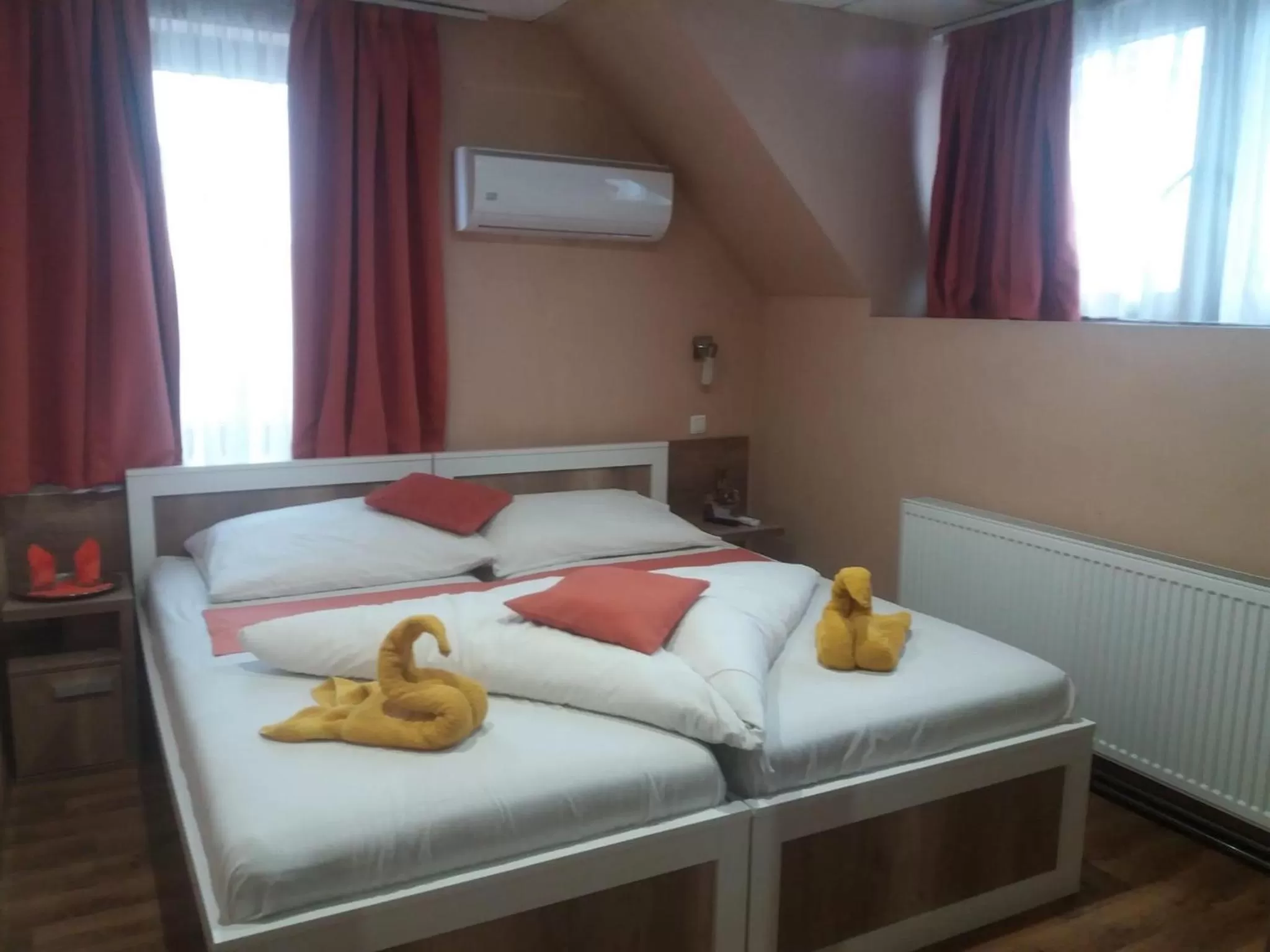 Bed in Abszolút Hotel és Panzió