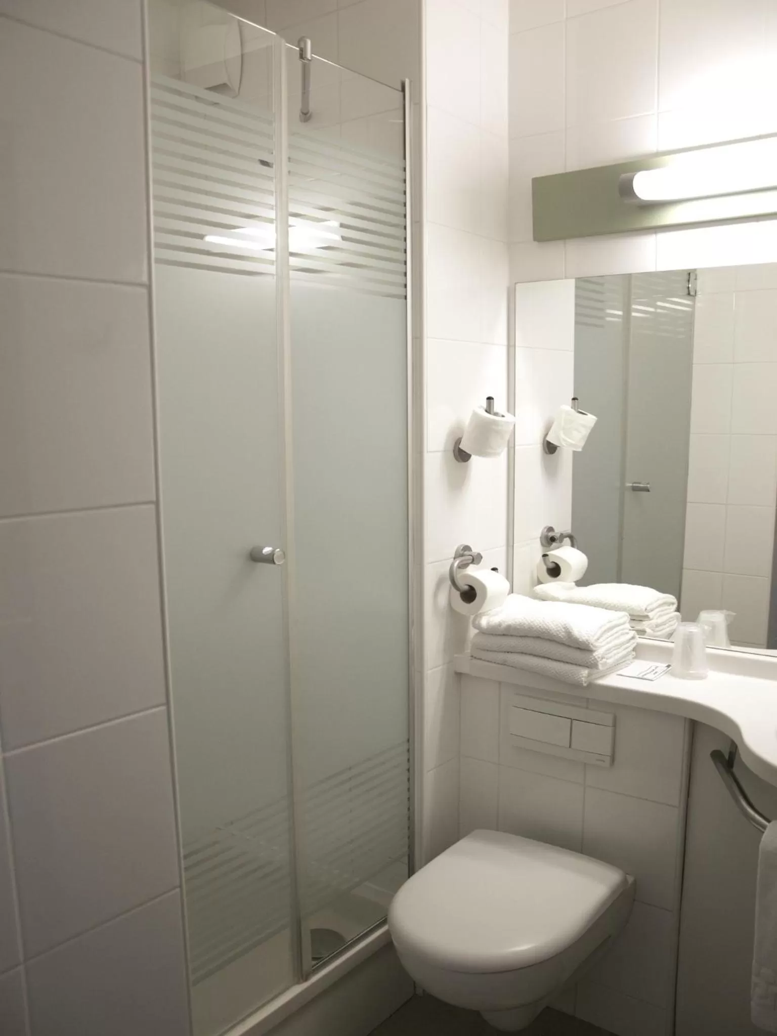 Bathroom in Ibis Budget Toulon Centre