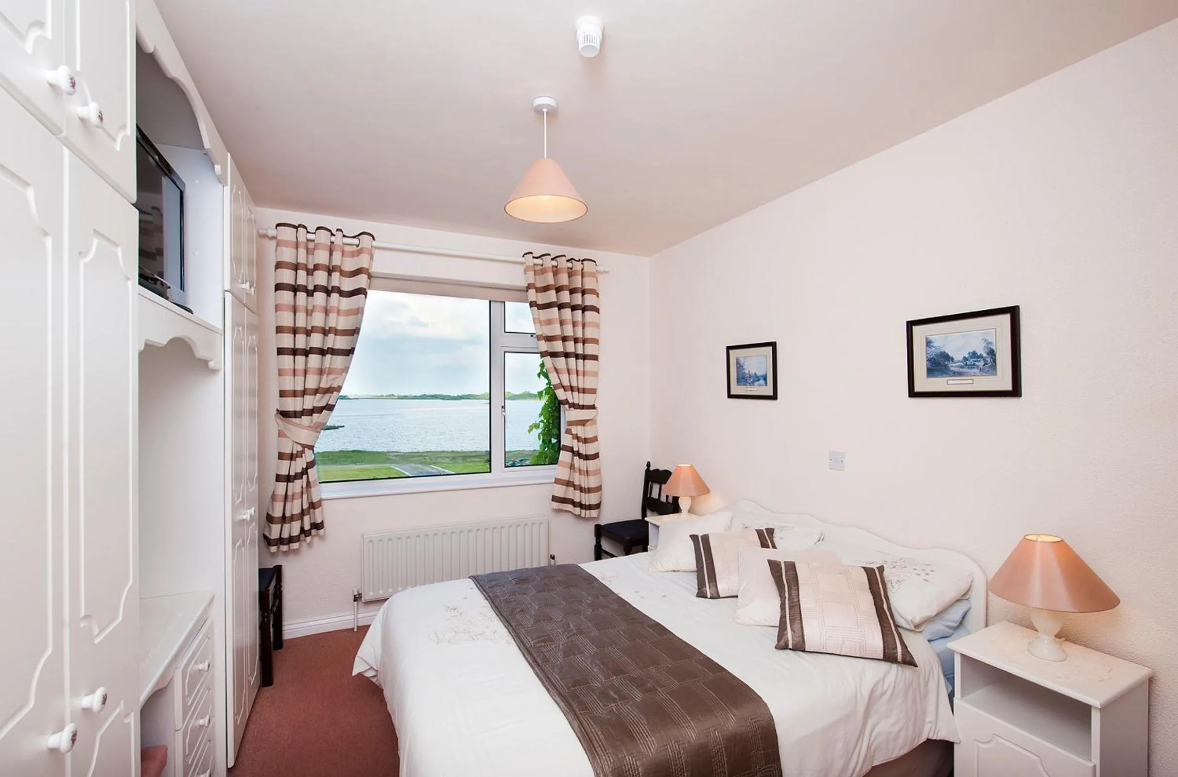 Shower, Bed in The Waterfront House Country Home