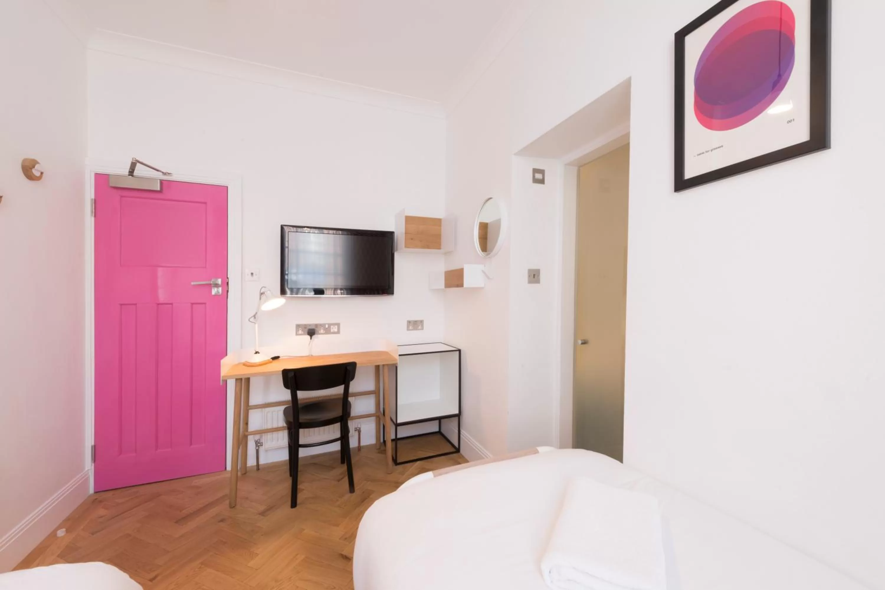 Photo of the whole room, Bed in The California - London Kings Cross