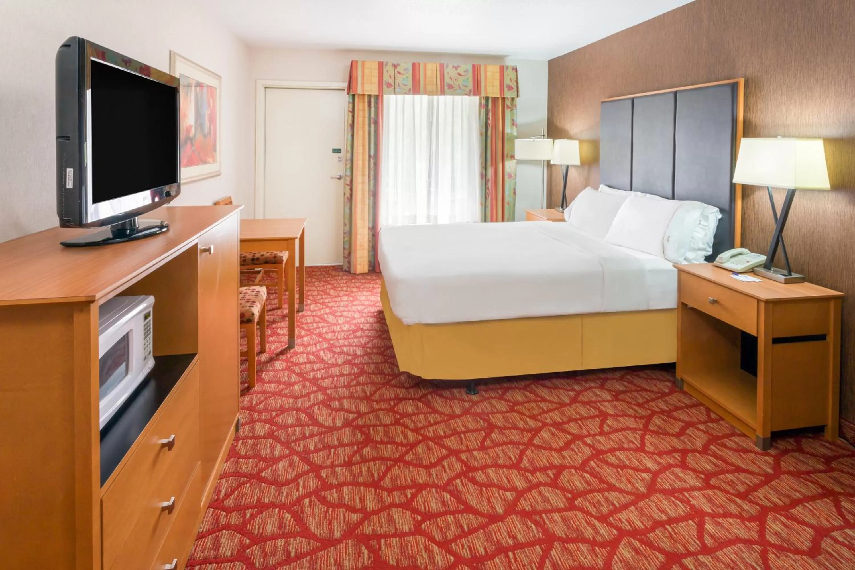 Photo of the whole room, Bed in Holiday Inn Express Roseburg by IHG