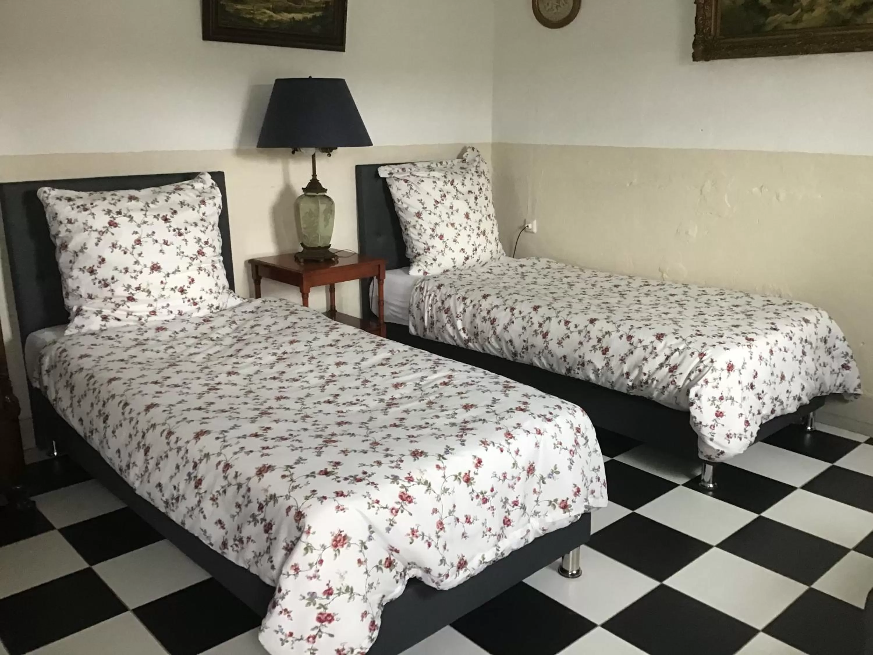 Bedroom, Bed in Nergena Zimmer Frei