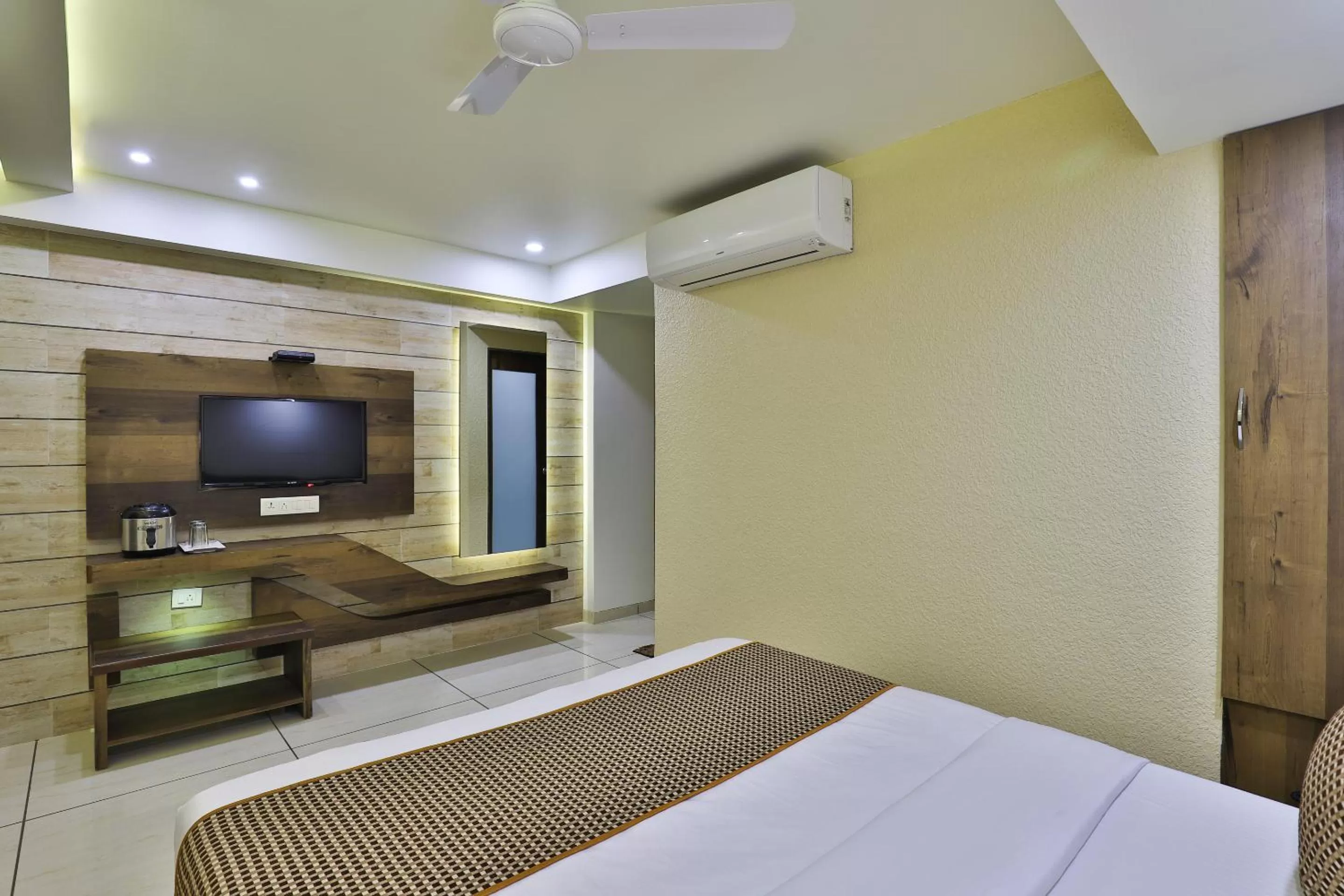 TV and multimedia, Bed in Hotel Pearl