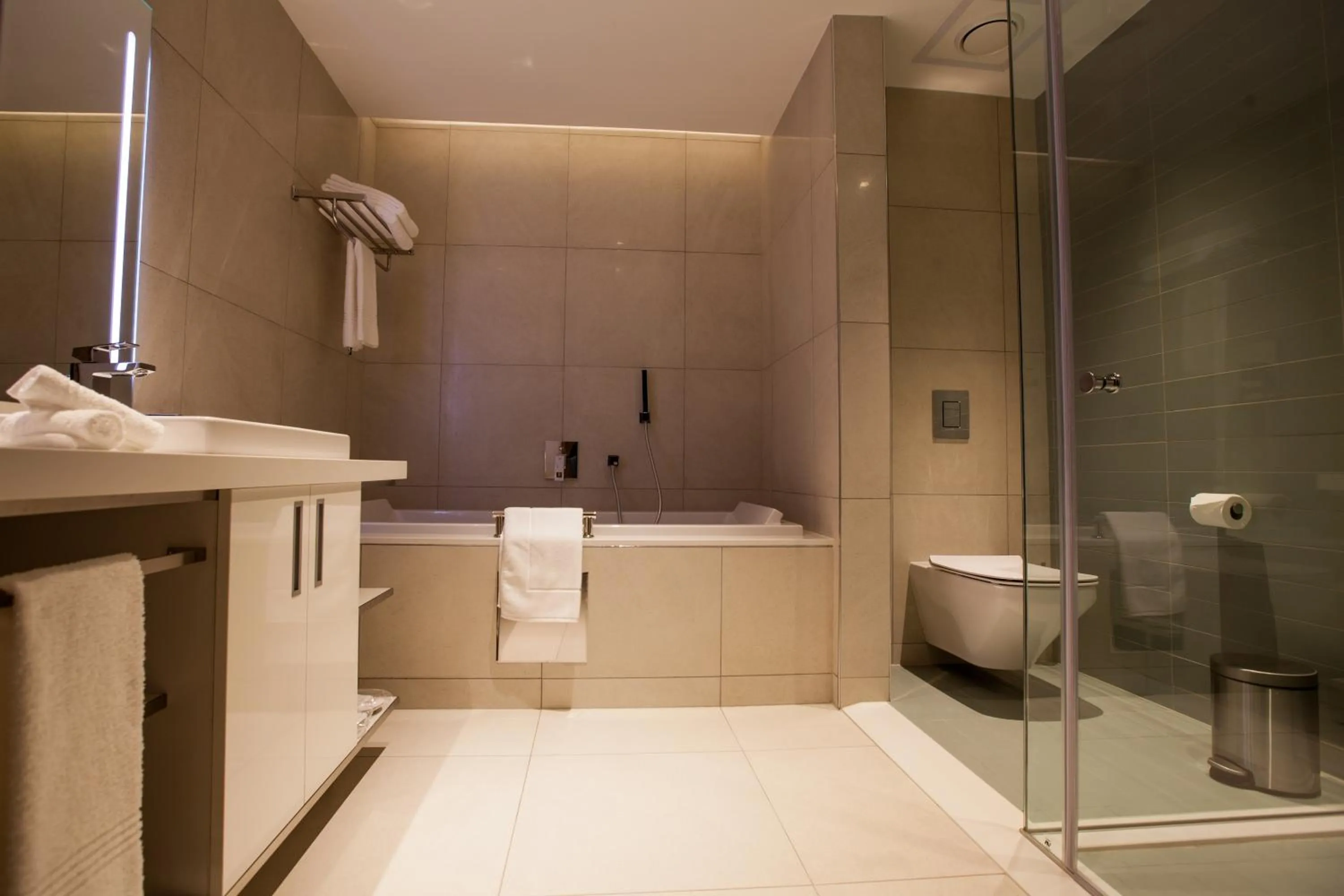 Shower in Radisson Blu Hotel & Residence Maputo