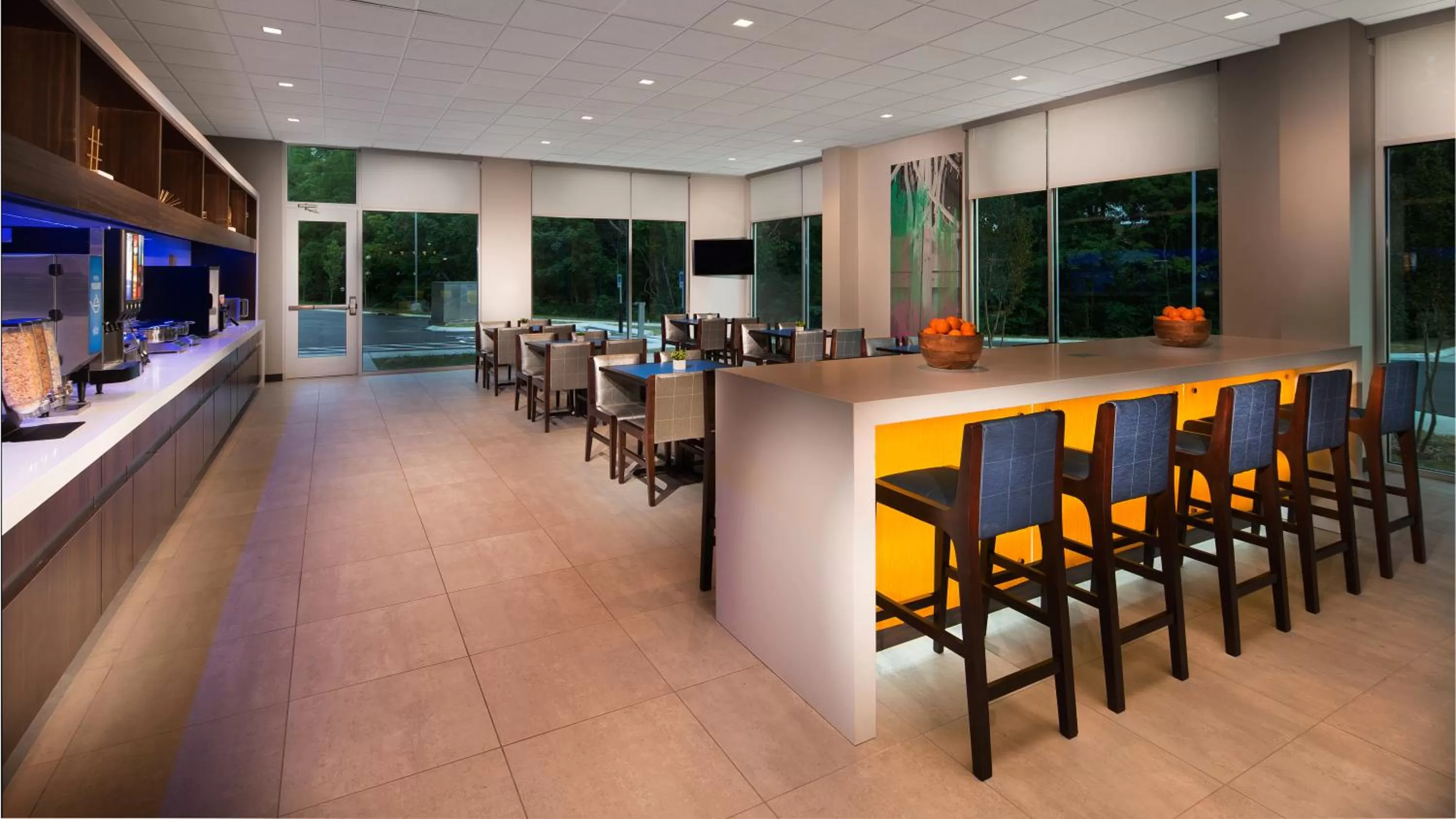 American breakfast in GLo Best Western Nashville Airport