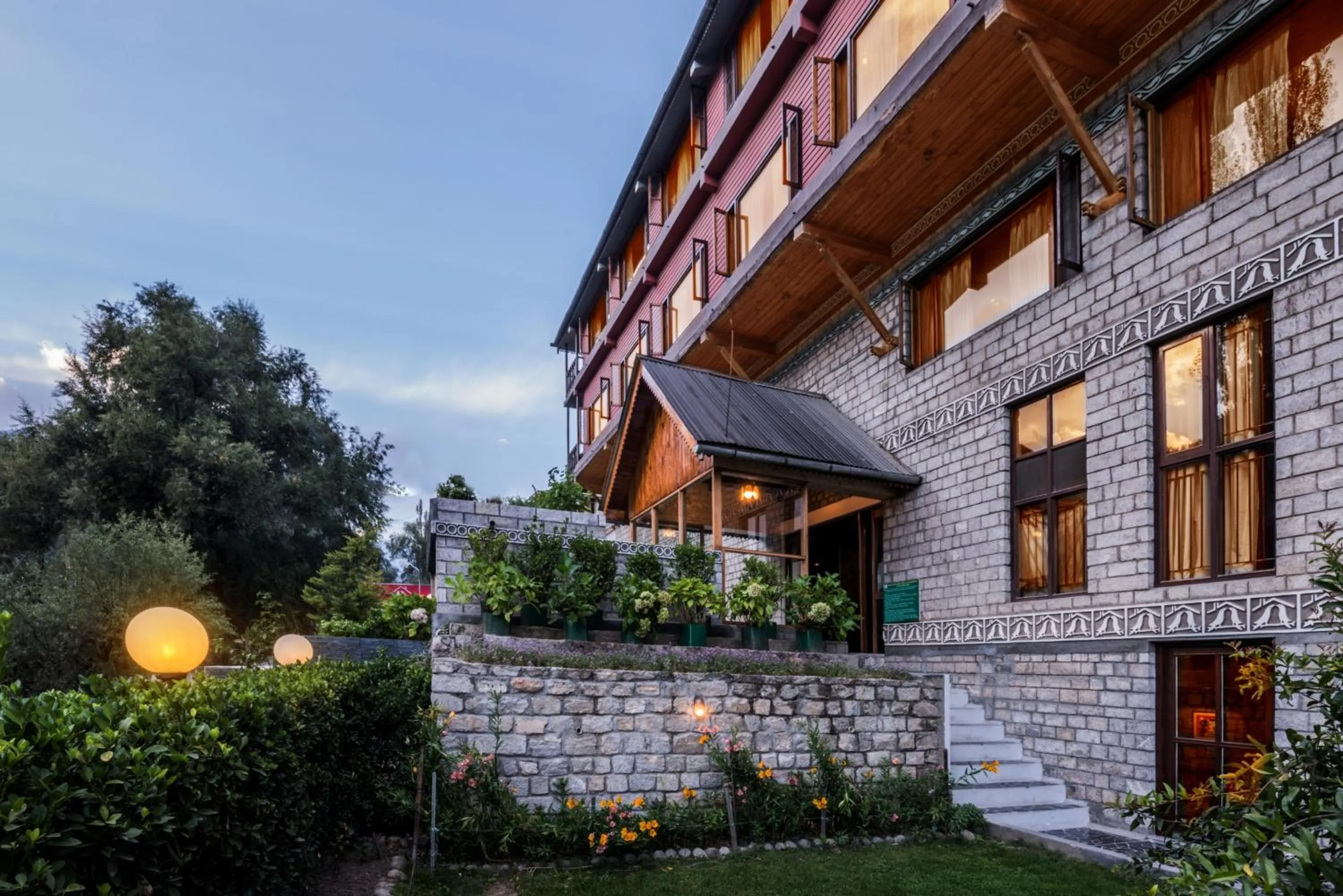 Facade/entrance in Honeymoon Inn Manali