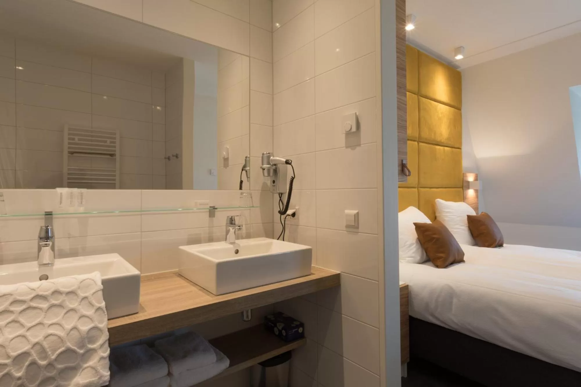 Bathroom, Bed in Hotel Kaap West I Kloeg Collection