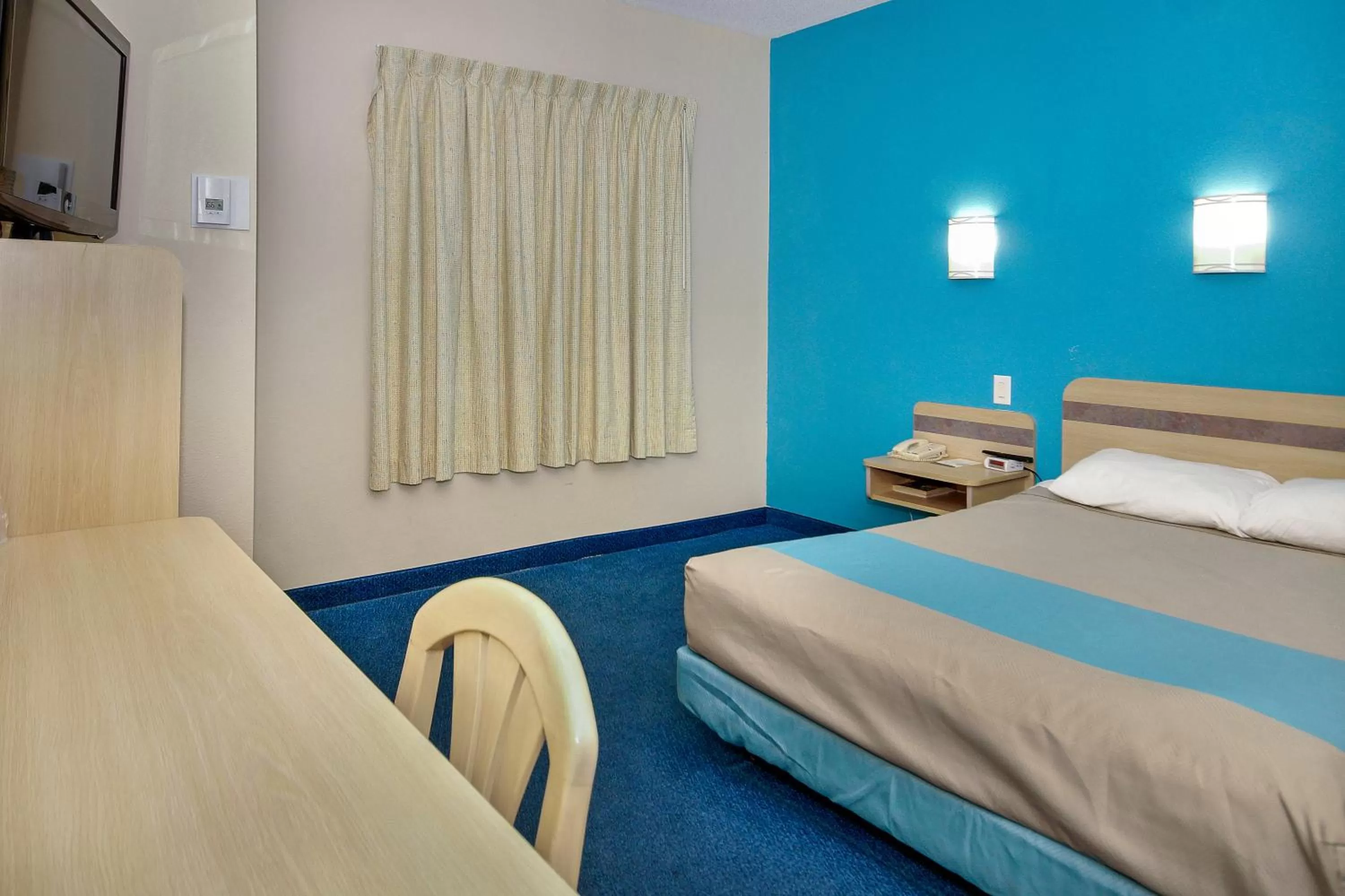 Bedroom, Bed in Motel 6-Peterborough, ON