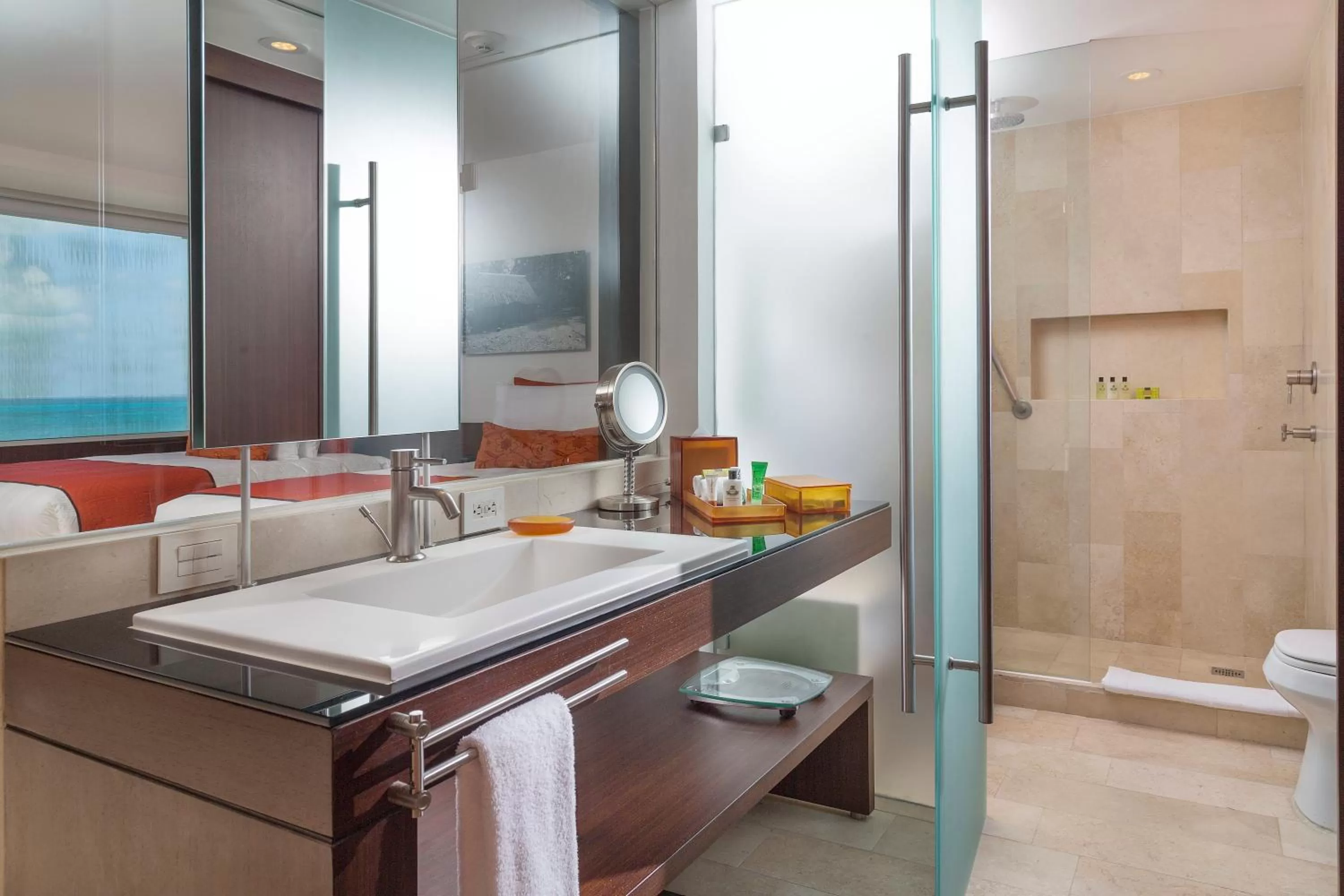 Bathroom, Bed in Presidente InterContinental Cancun Resort