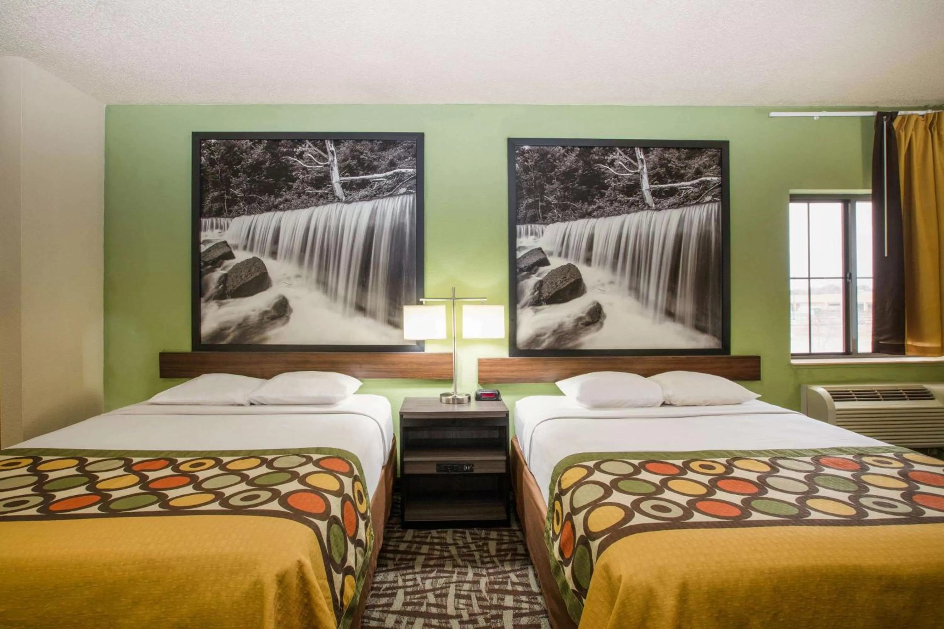 Photo of the whole room, Bed in Super 8 by Wyndham Wichita East