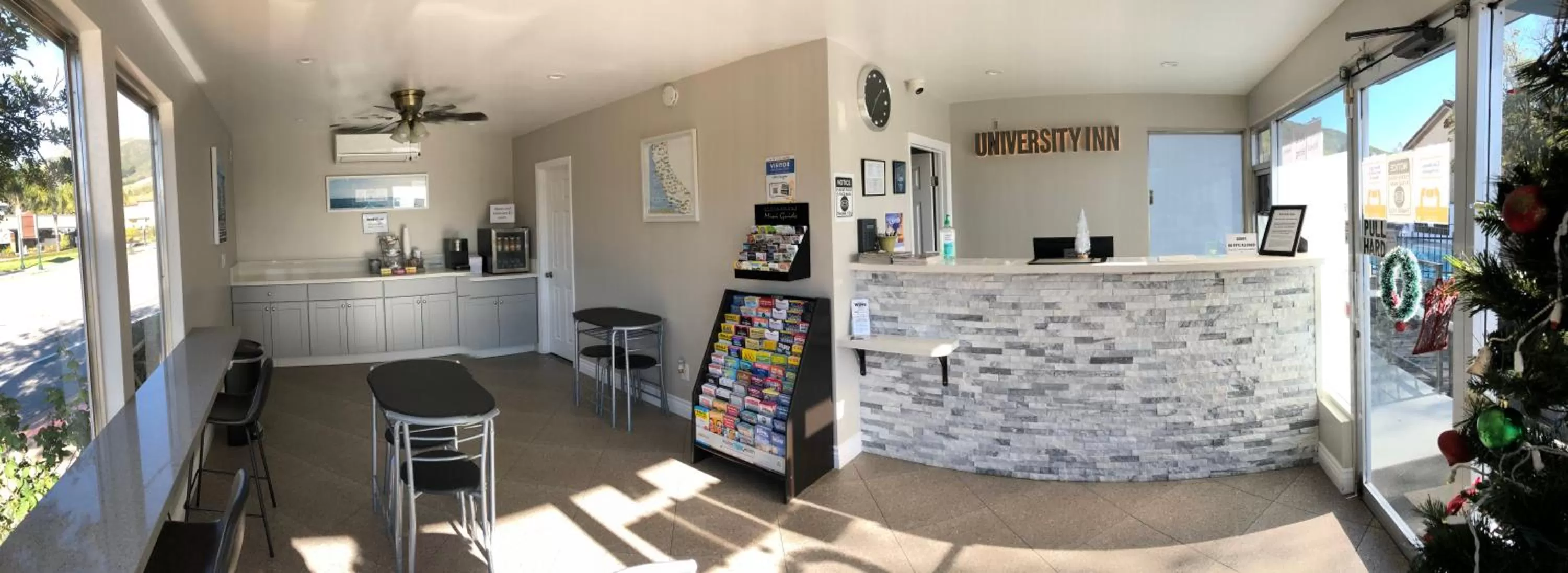 Lobby or reception in University Inn at San Luis Obispo