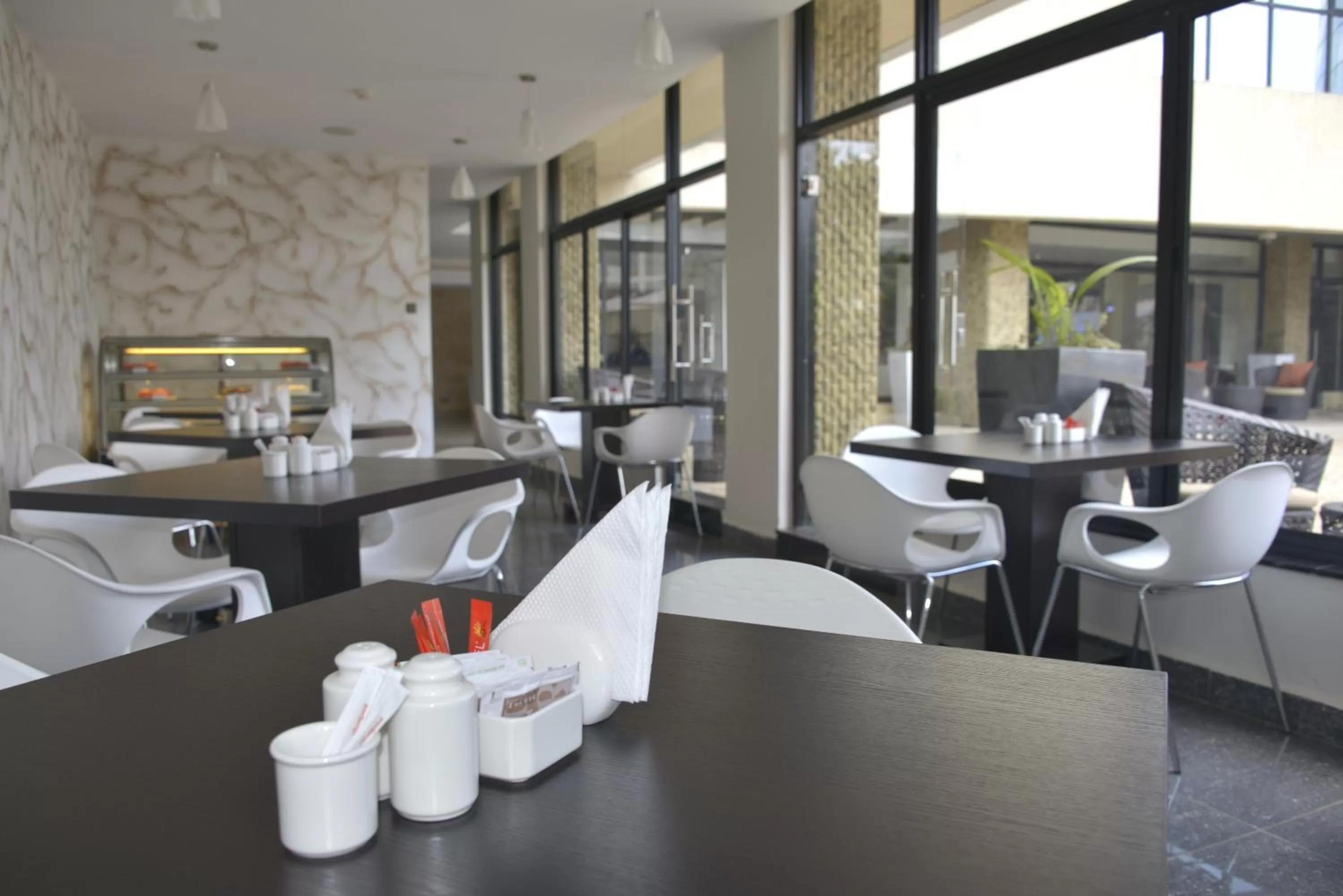 Restaurant/places to eat in La Maison Royale