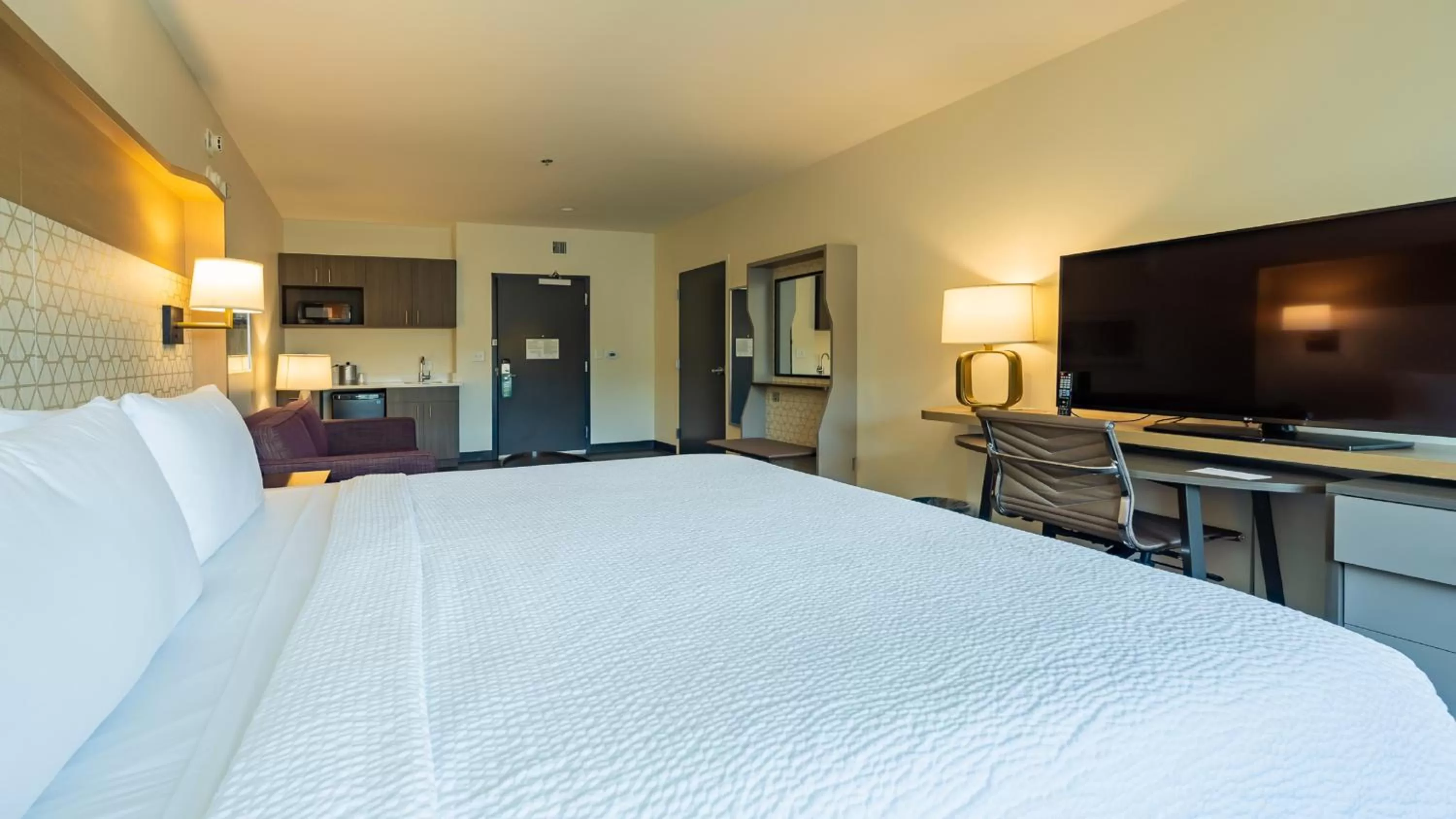 Bed in Courtyard by Marriott Atlanta Dunwoody