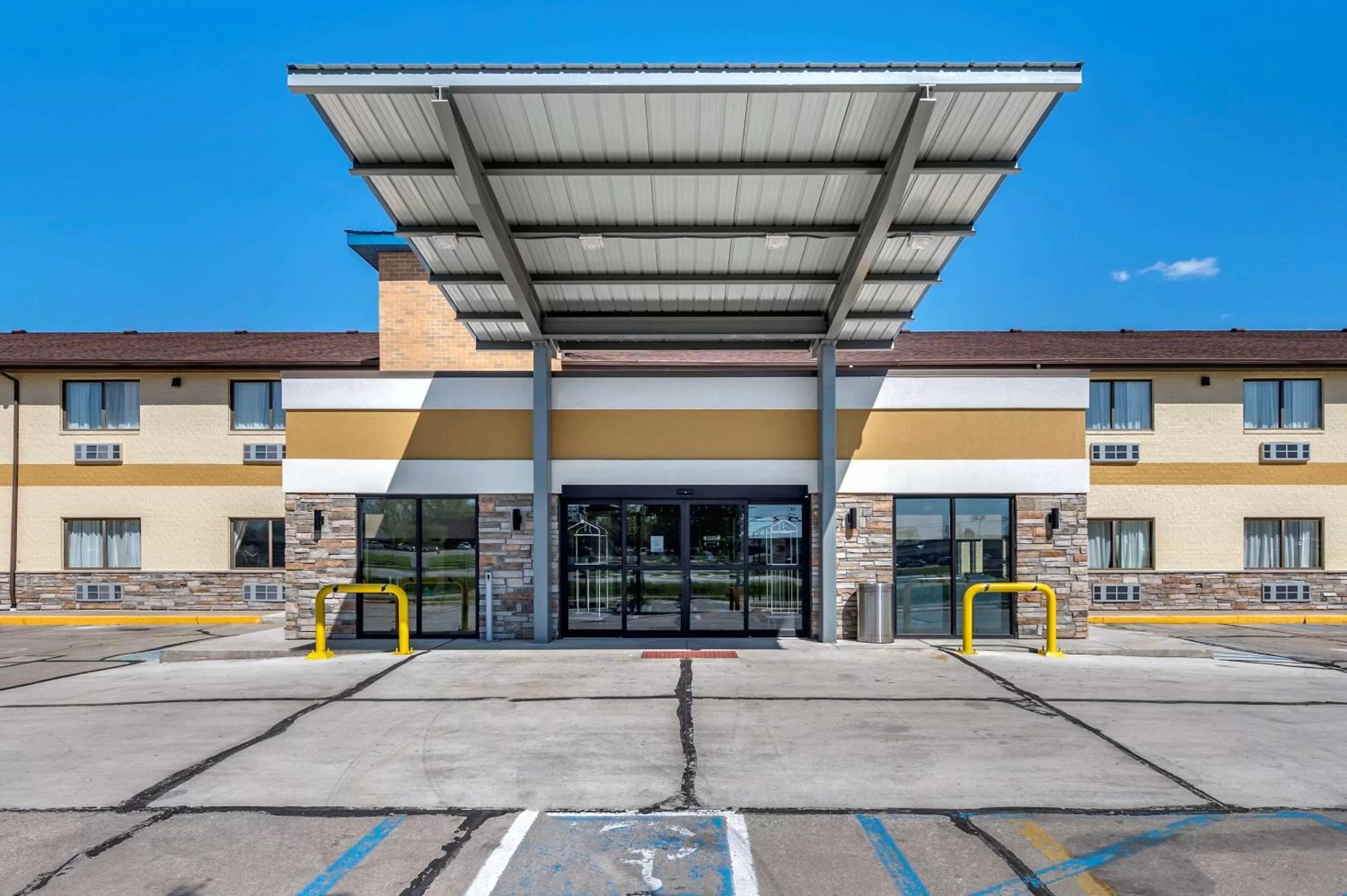 Property building in Comfort Inn Near Kokomo Speedway