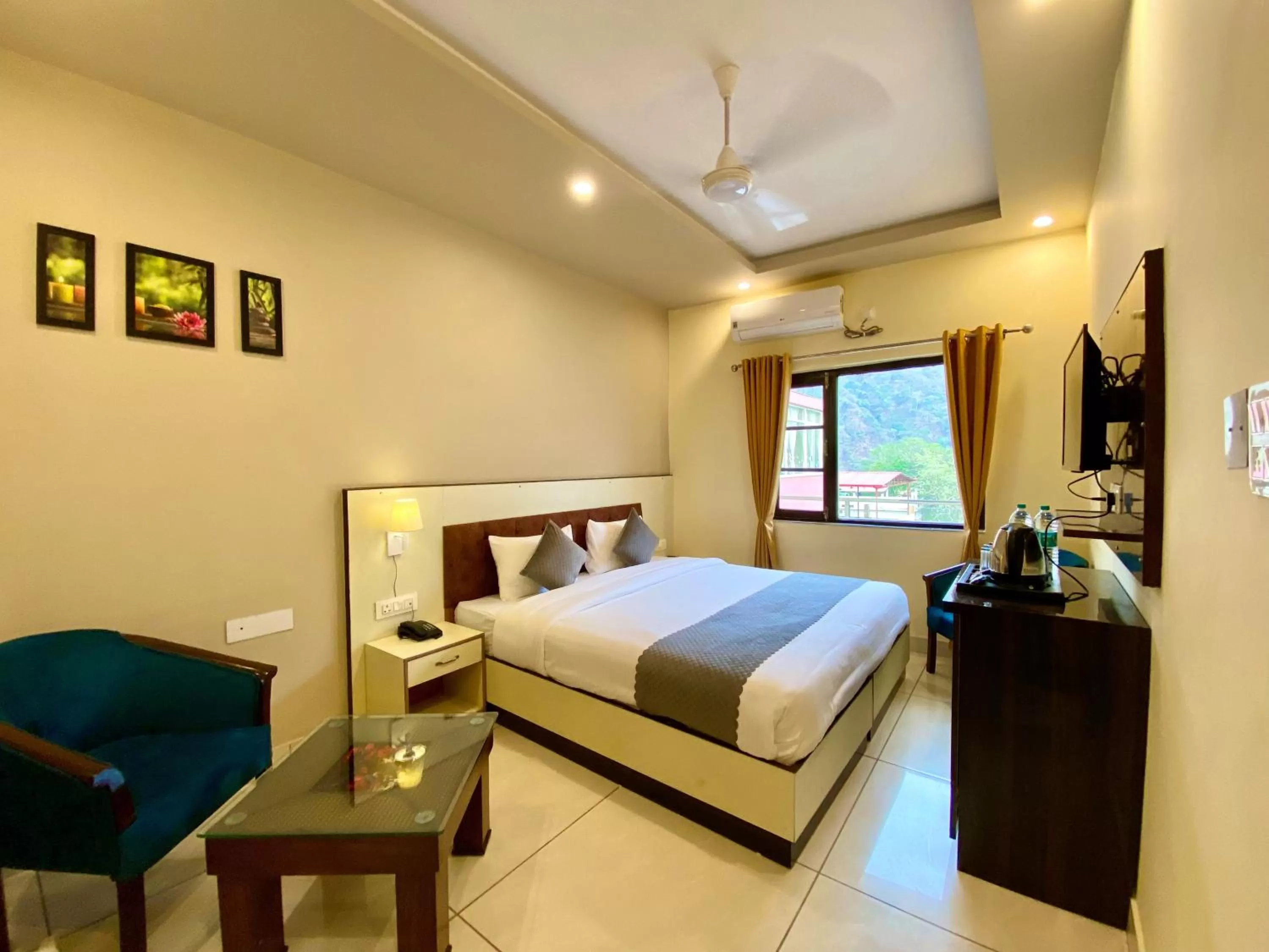 Photo of the whole room, Bed in Tapovan New Residency - 5 minutes walk to Laxman jhula