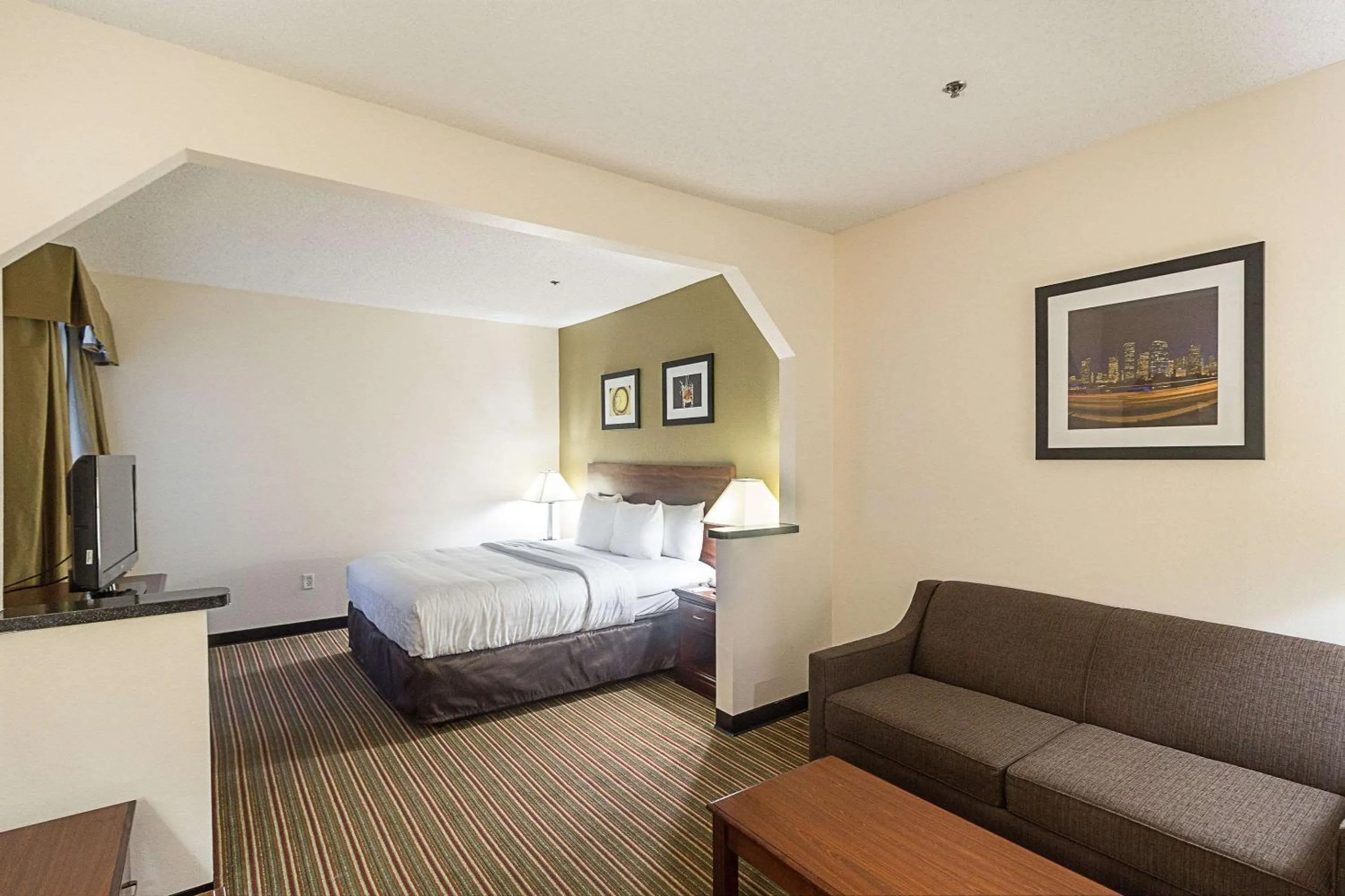 Photo of the whole room, Bed in Quality Inn & Suites West Chase