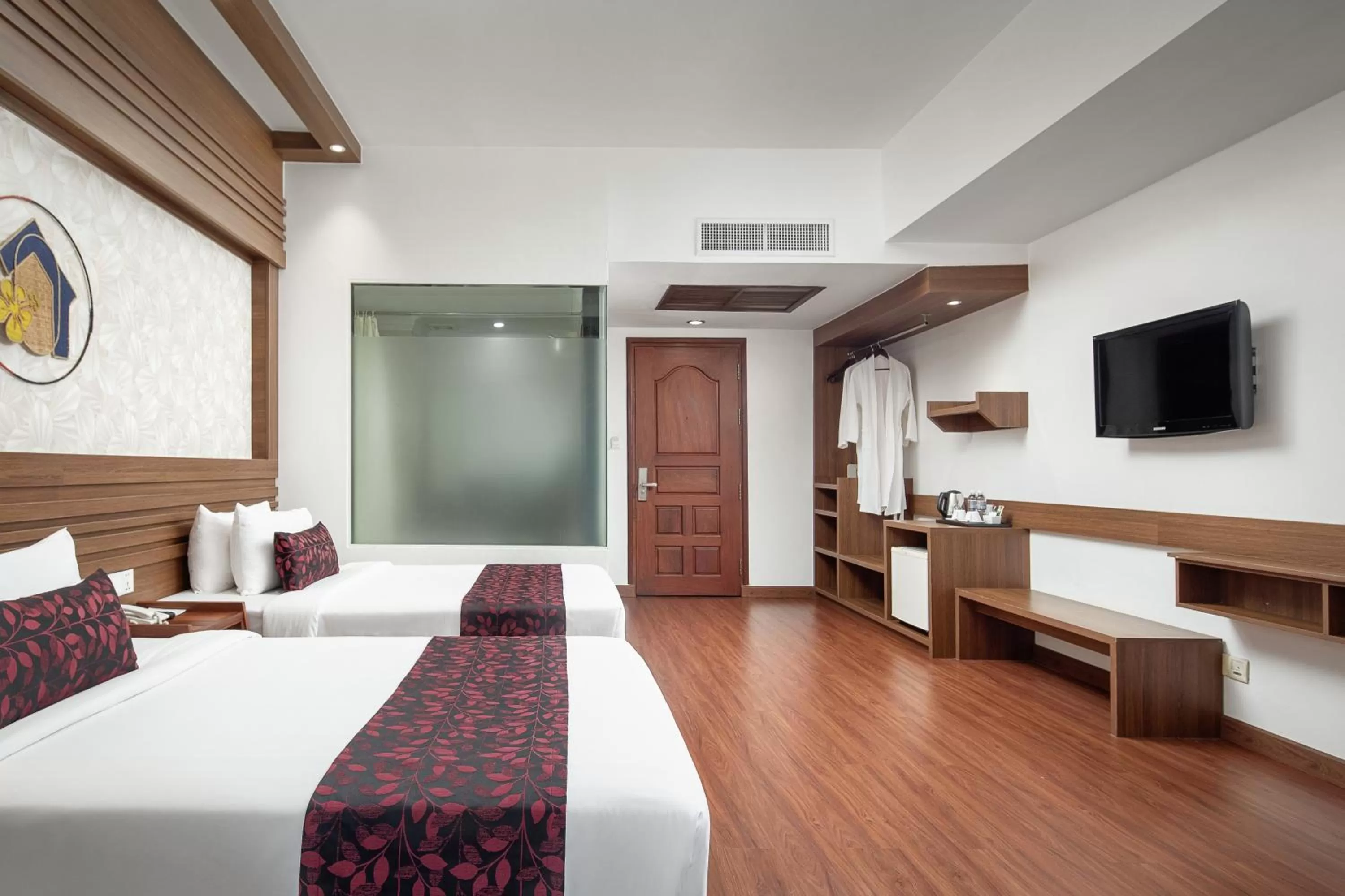 Communal lounge/ TV room, Bed in Ohana Phnom Penh Palace Hotel