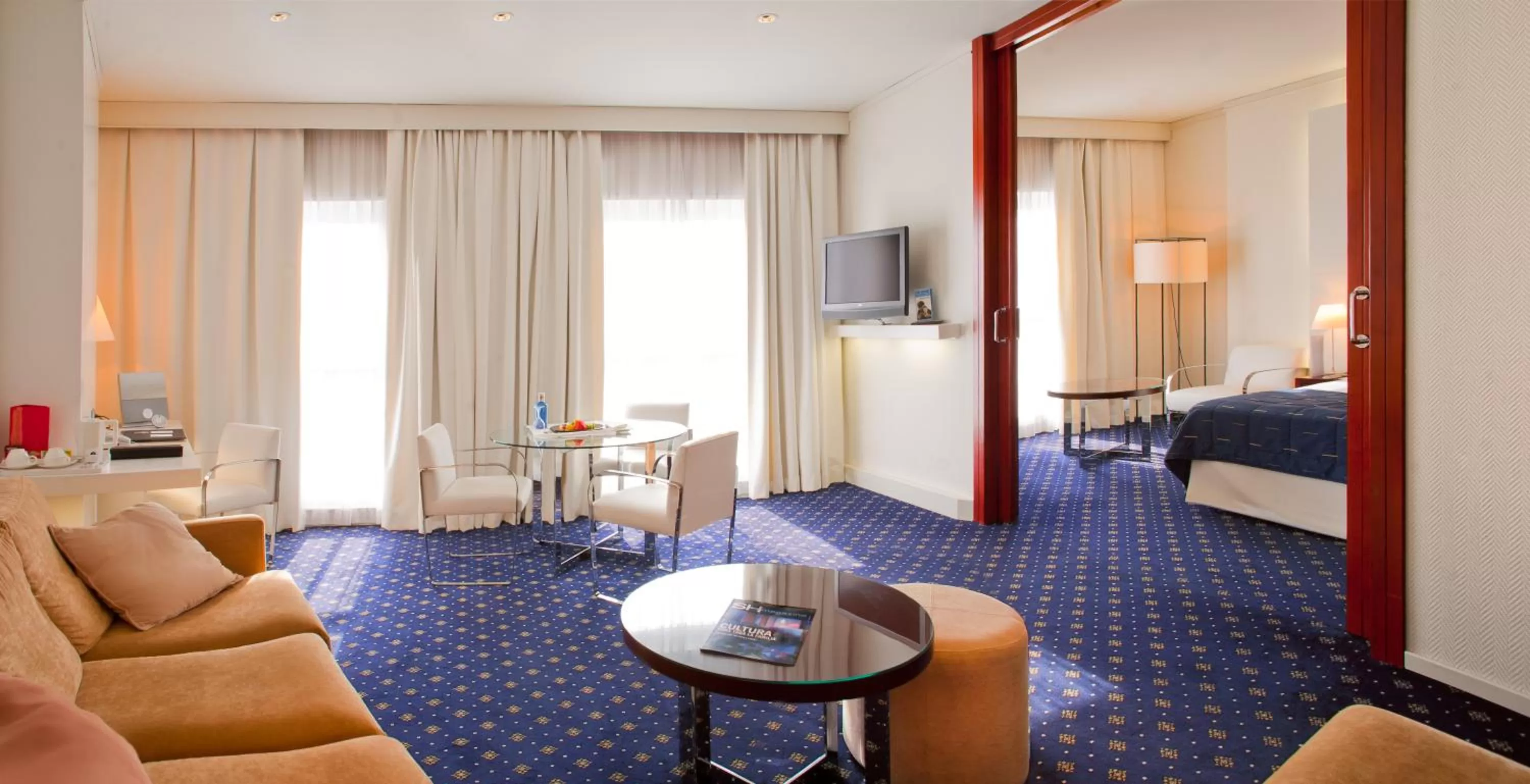 Living room, Bed in SH Valencia Palace