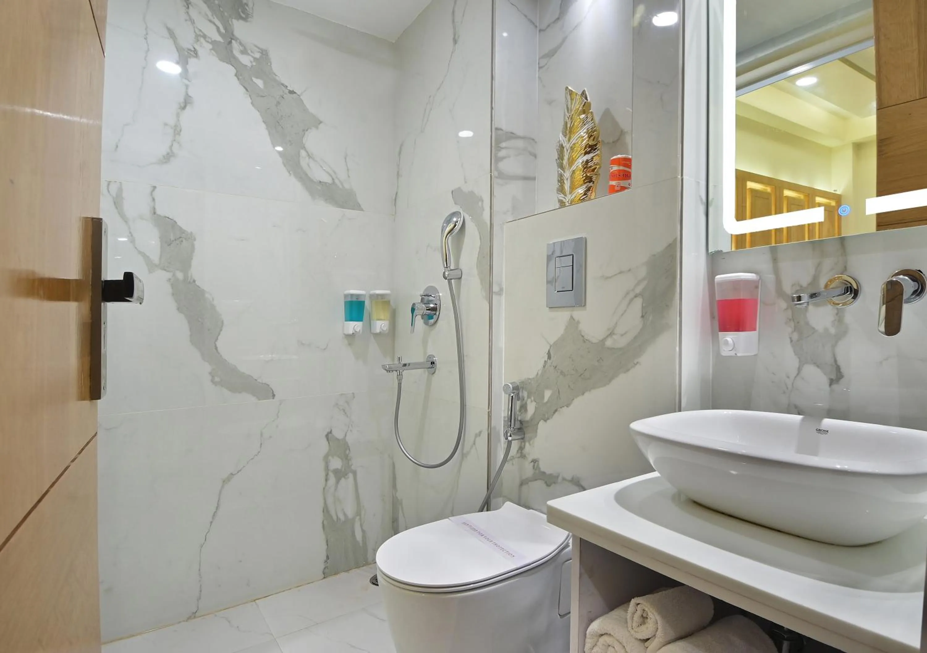 Bathroom in Hotel Gold Palace - 03 Mins Walk From New Delhi Railway Station