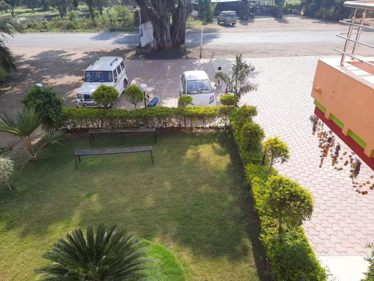 Hotel Nisarg Lodging And Restaurant