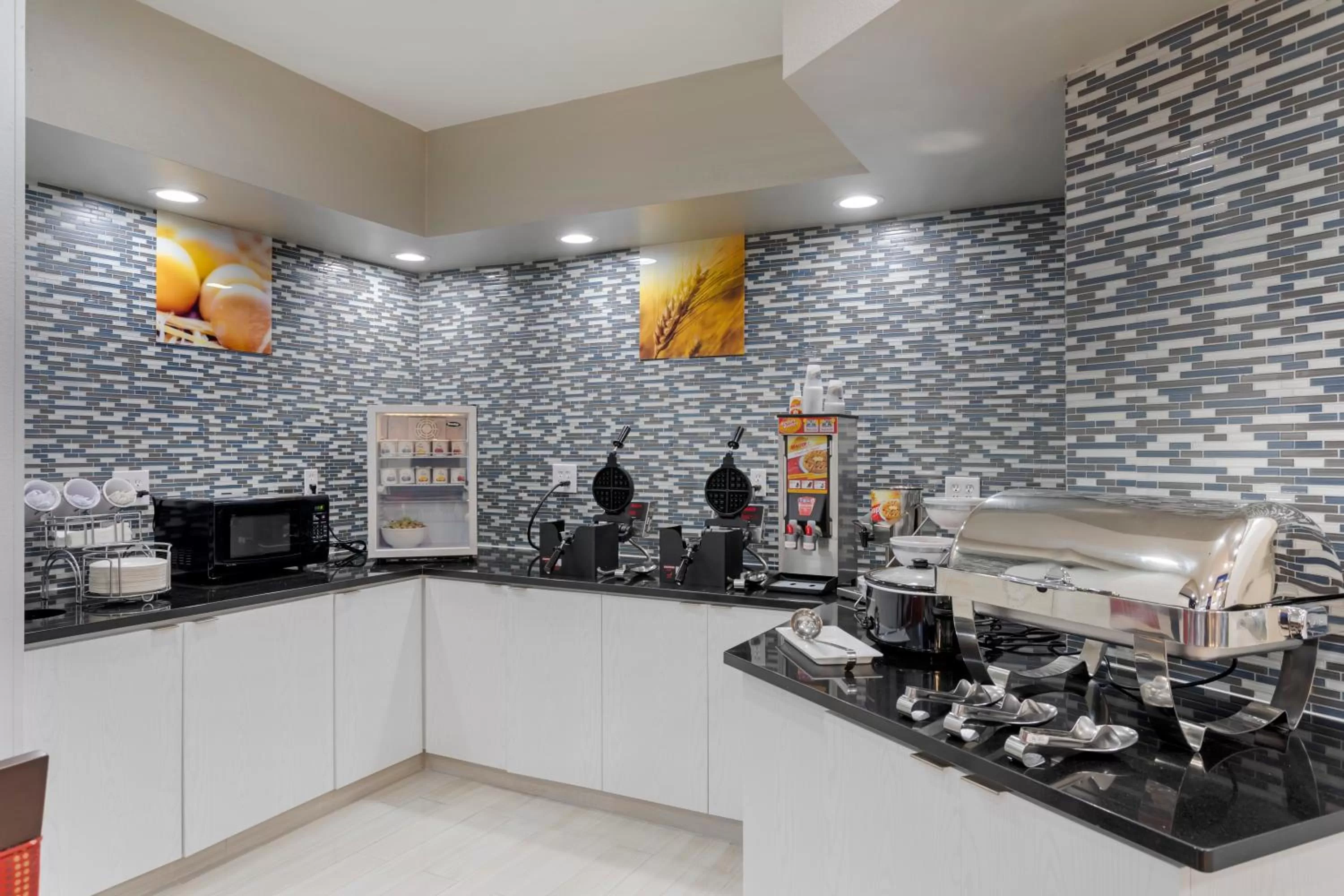 Breakfast in Comfort Inn & Suites Memphis East