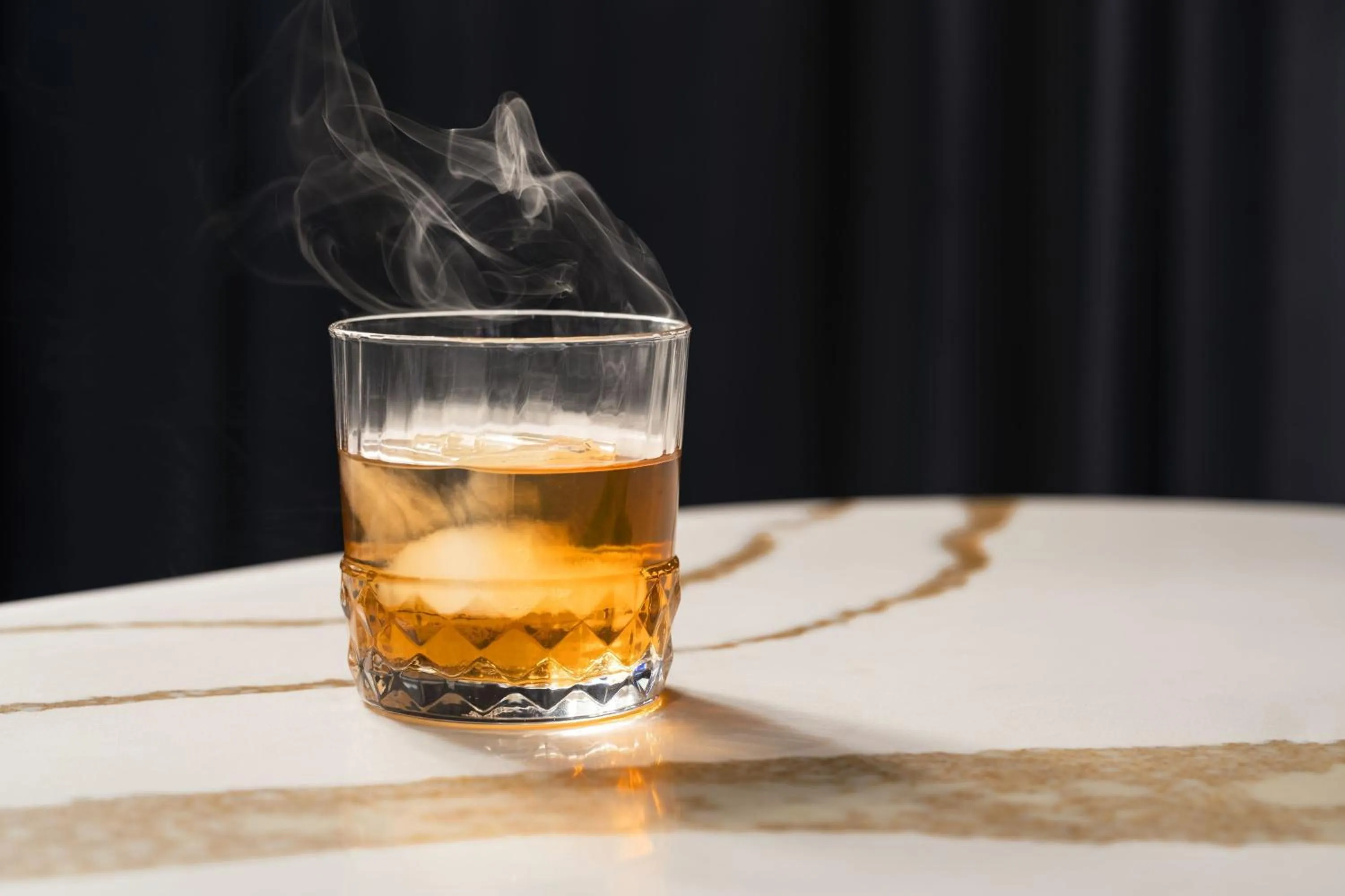 Lounge or bar in Cascade Hotel, Kansas City, a Tribute Portfolio Hotel