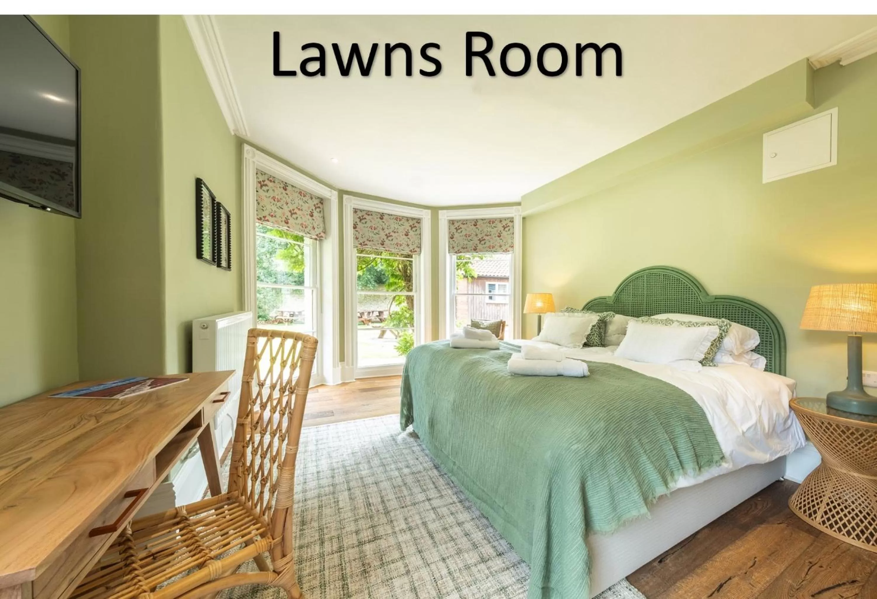 Bedroom, Bed in The Feathers Holt