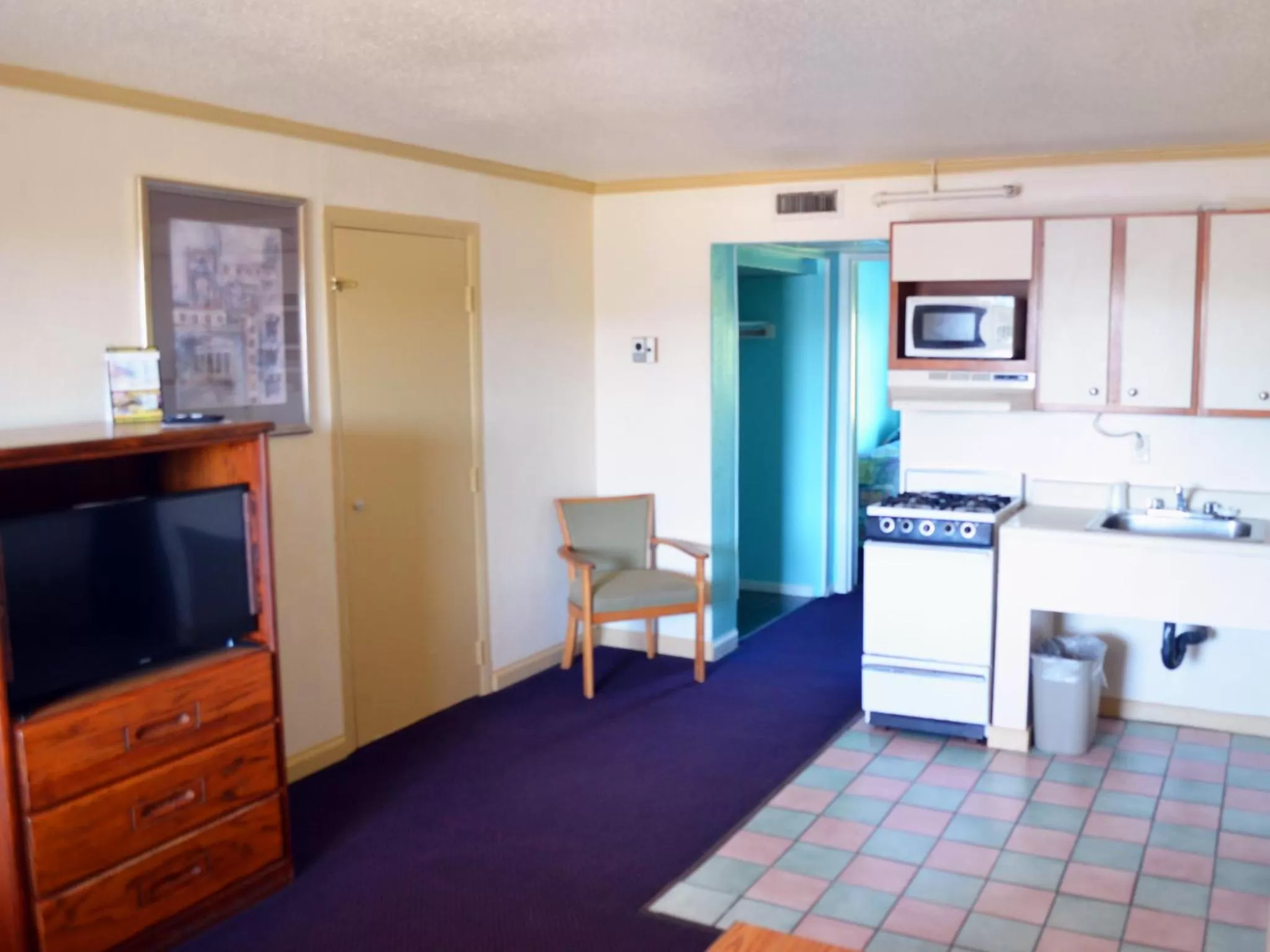 Kitchen or kitchenette in Cerca Del Mar Motel