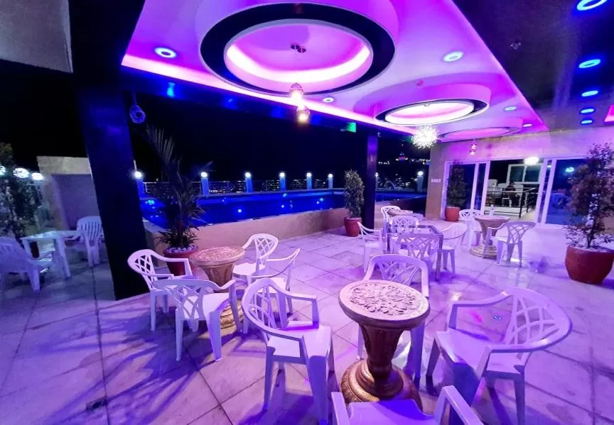 Restaurant/places to eat in Kandi Palace