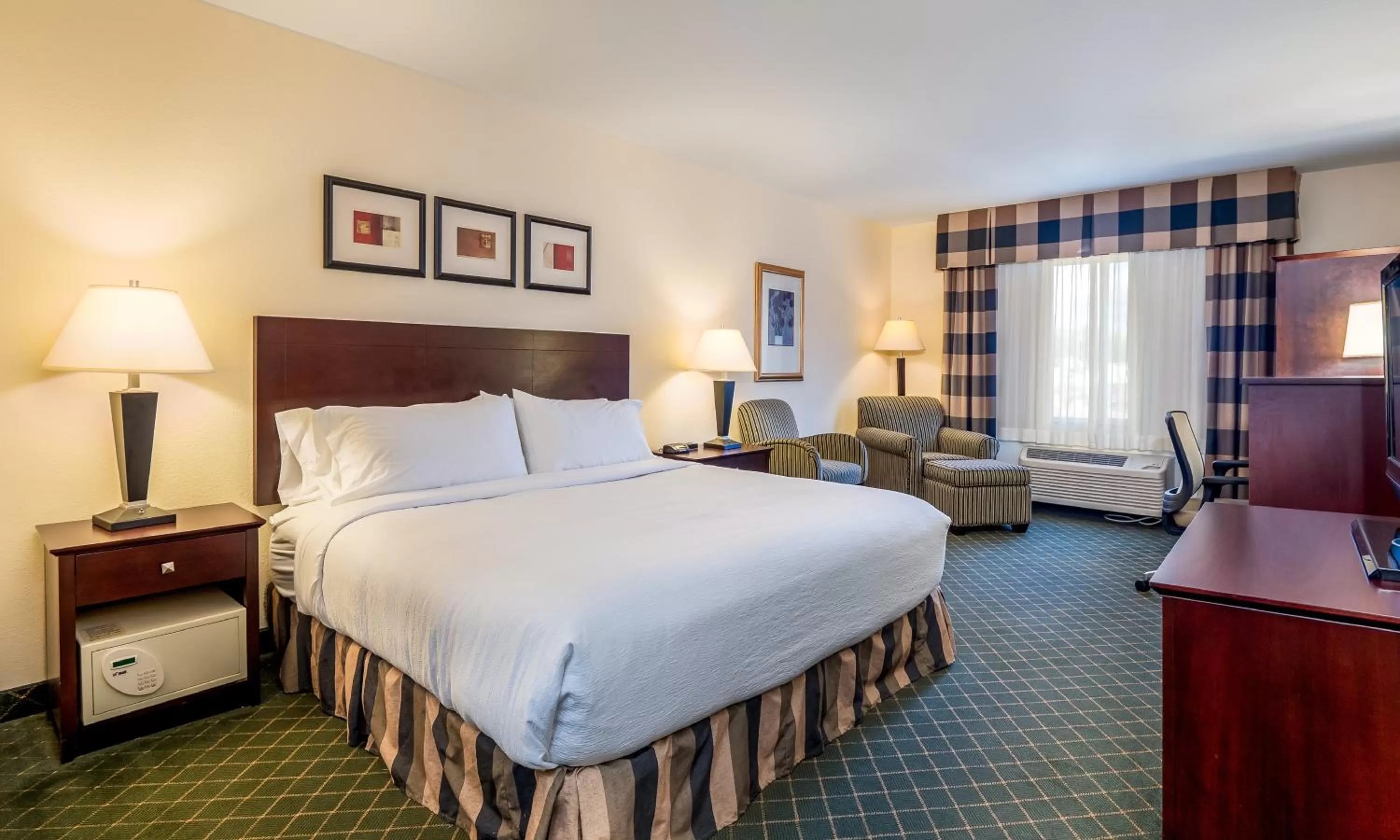 Photo of the whole room in Holiday Inn Conference Center Marshfield by IHG