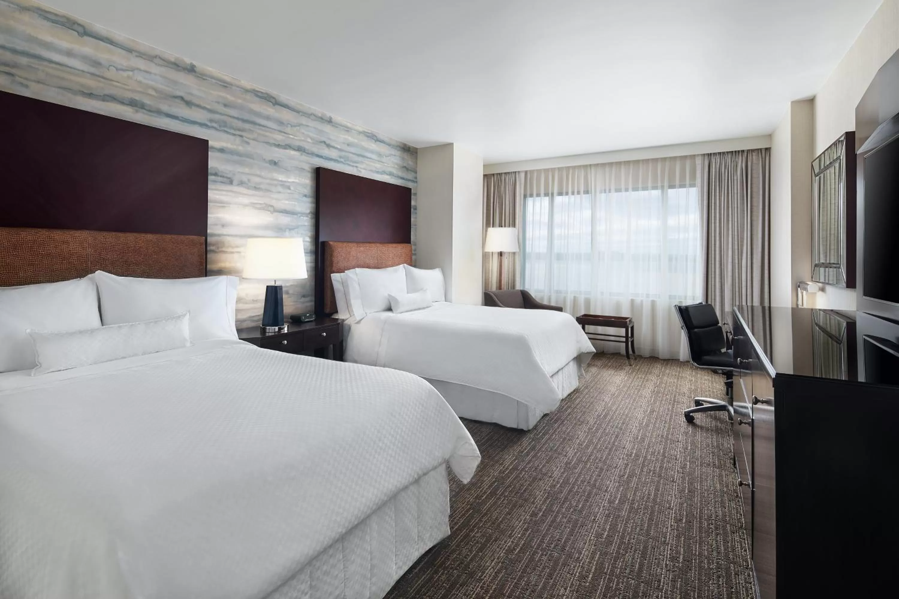 Traditional Double Room with Two Double Beds, City View and Adapted Tub - Mobility Accessible in The Westin Washington National Harbor
