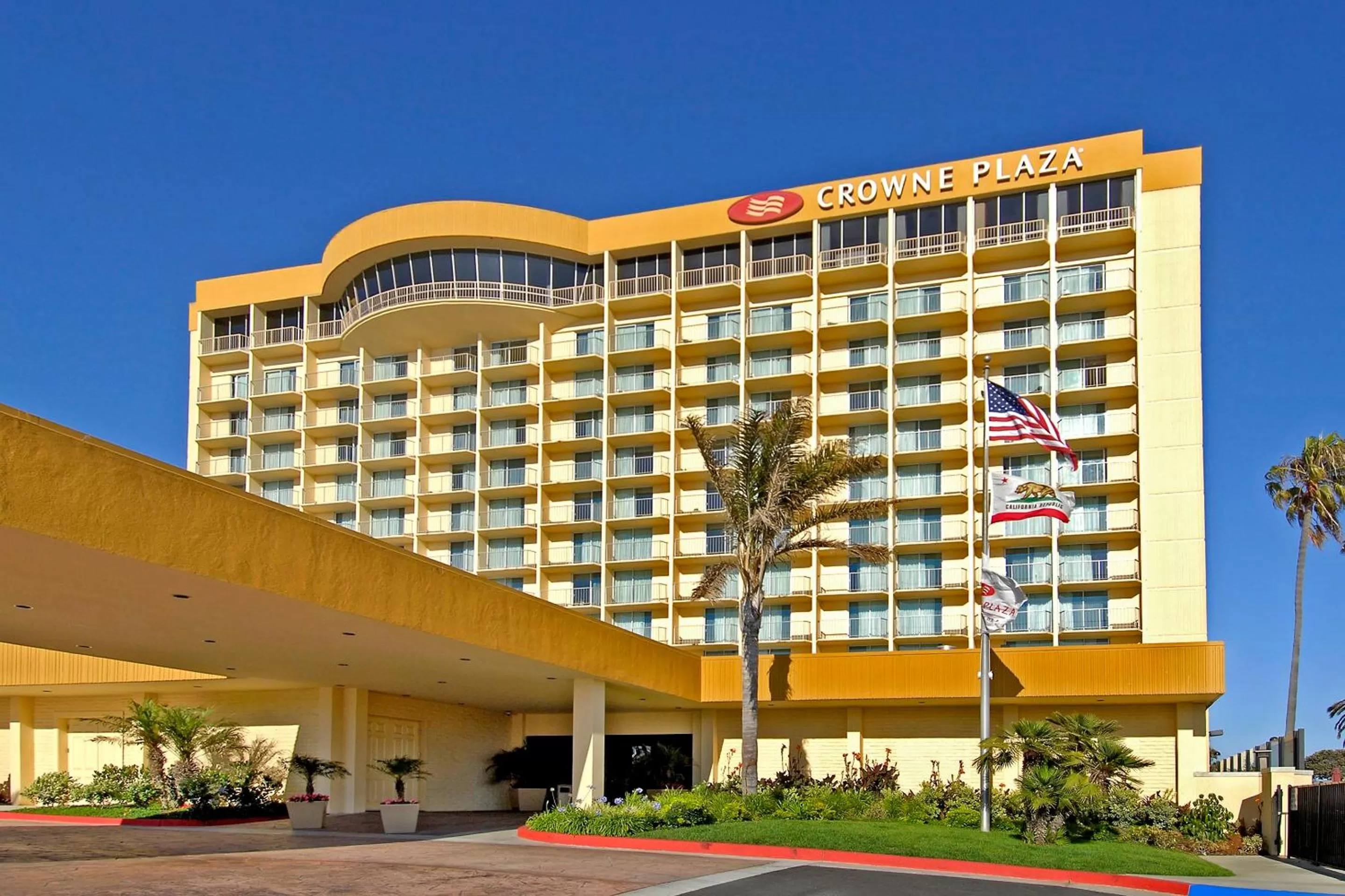 Property building in Crowne Plaza Ventura Beach by IHG