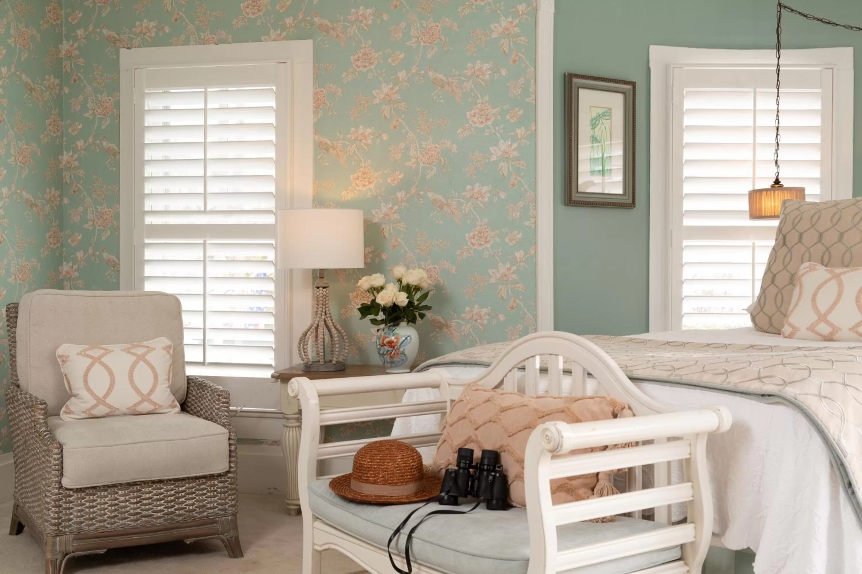 Seating area, Bed in White Doe Inn Bed & Breakfast