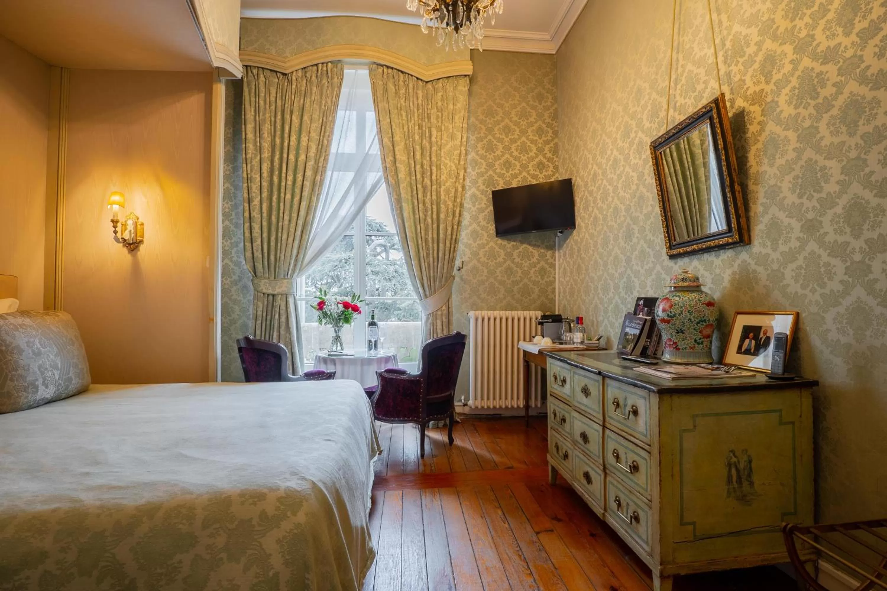 Bedroom, TV/Entertainment Center in Château Pape Clément