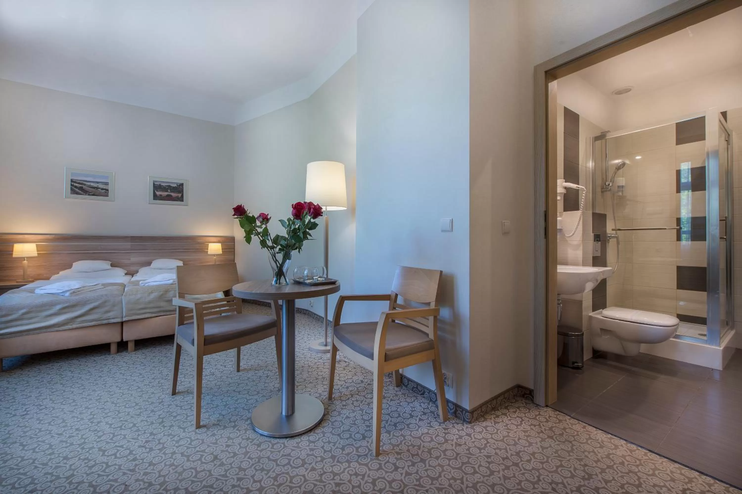 Bathroom, Bed in Hotel Cesarskie Ogrody