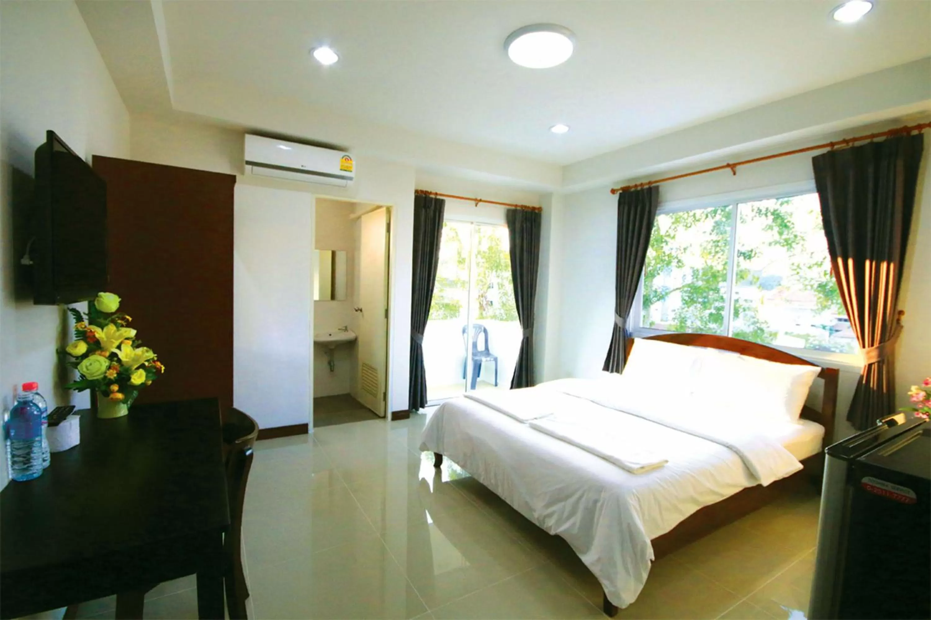 Photo of the whole room, Bed in Baan Samrarn
