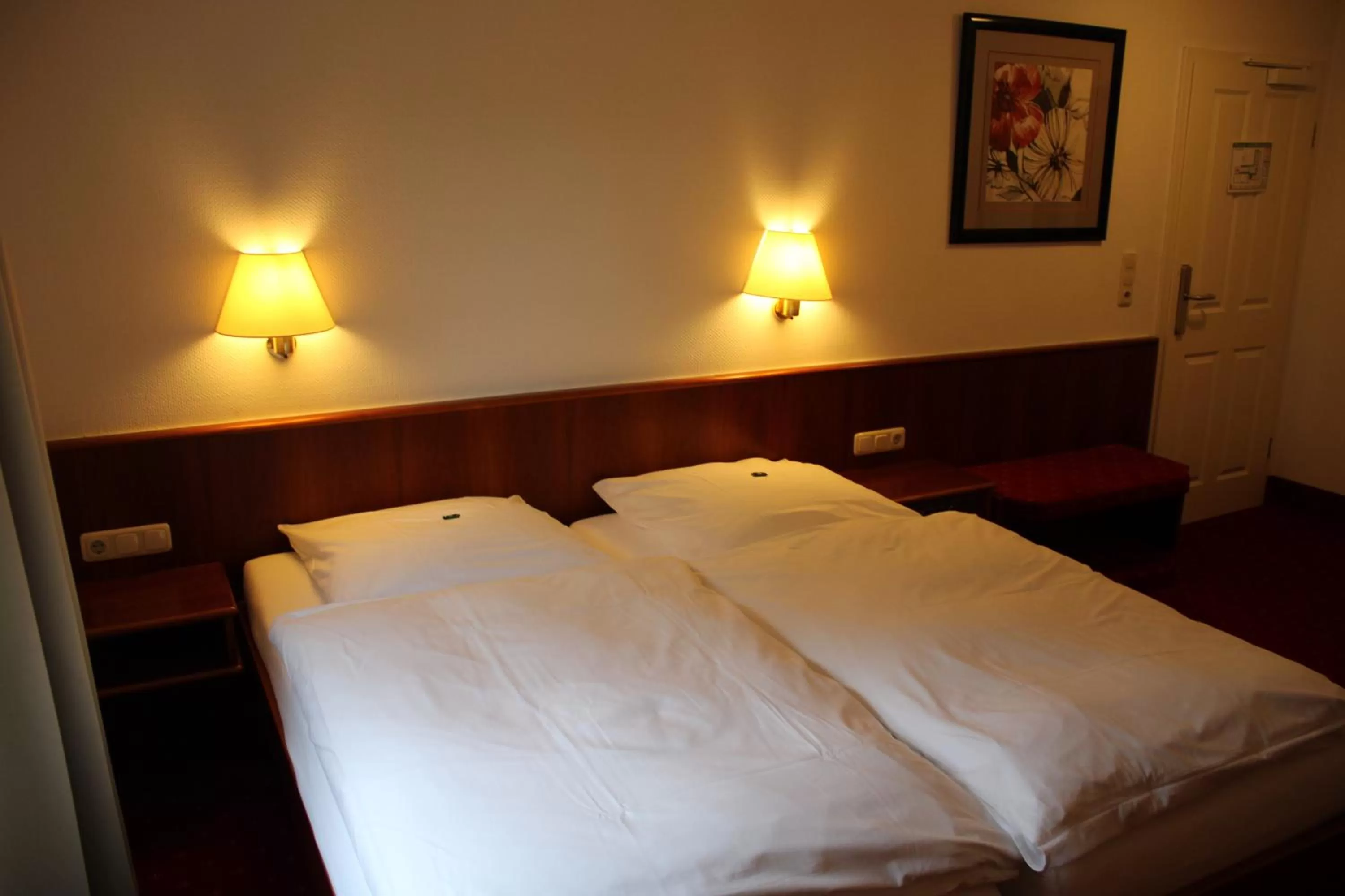 Bedroom, Bed in Hotel Mintarder Wasserbahnhof