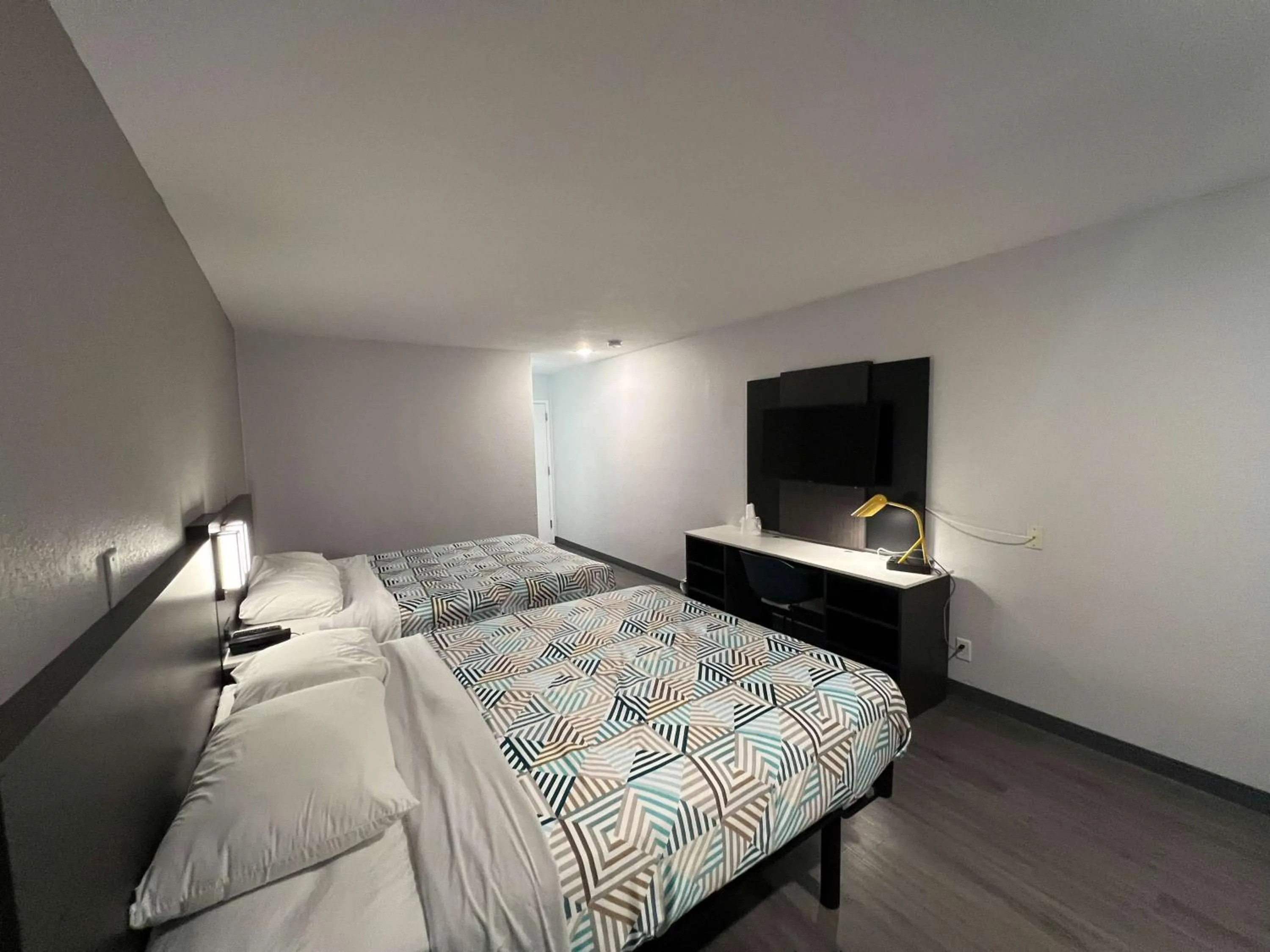 Photo of the whole room, Bed in Motel 6-Altoona, IA - Des Moines East