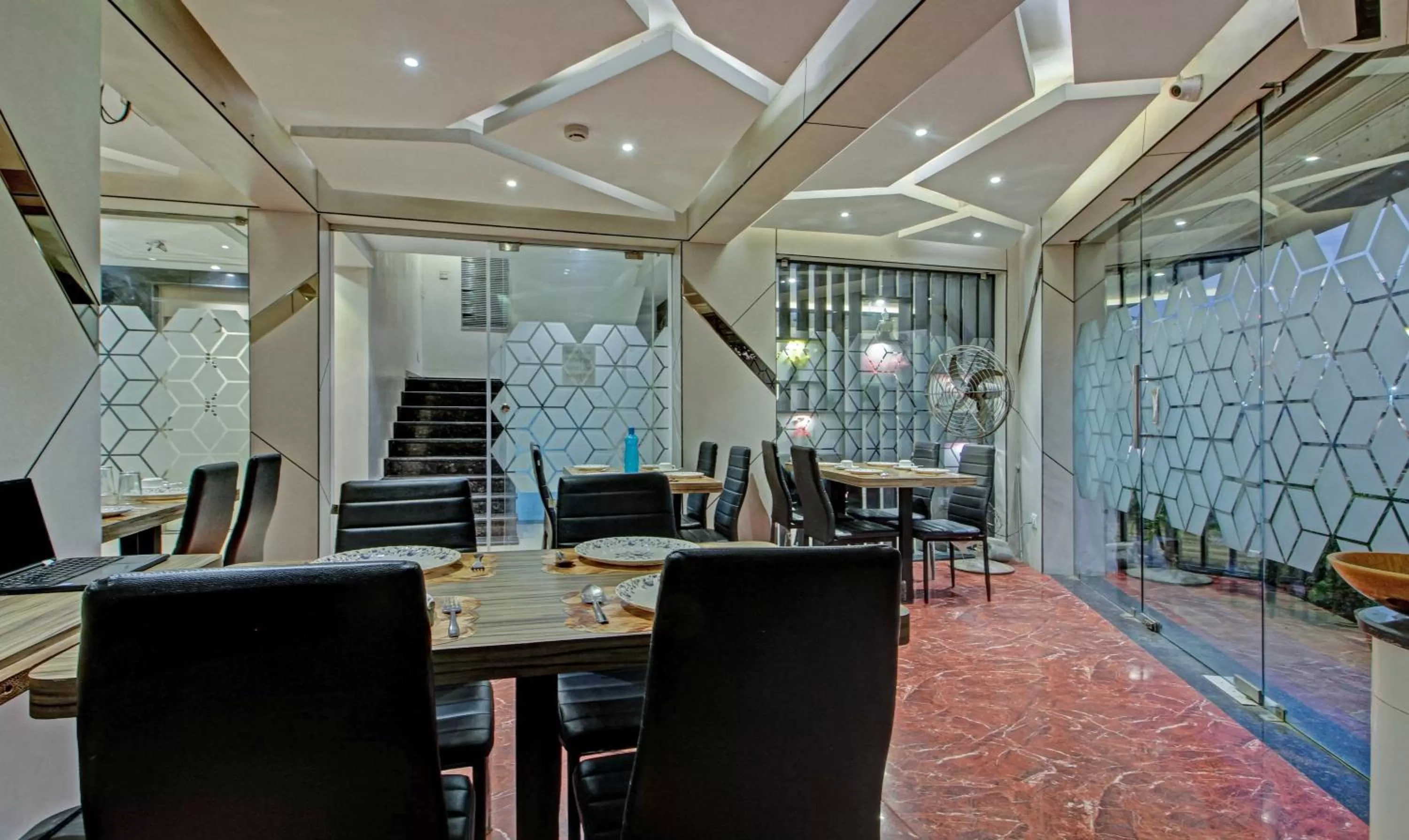 Restaurant/places to eat in Treebo Glassotel Near Ruby Hospital