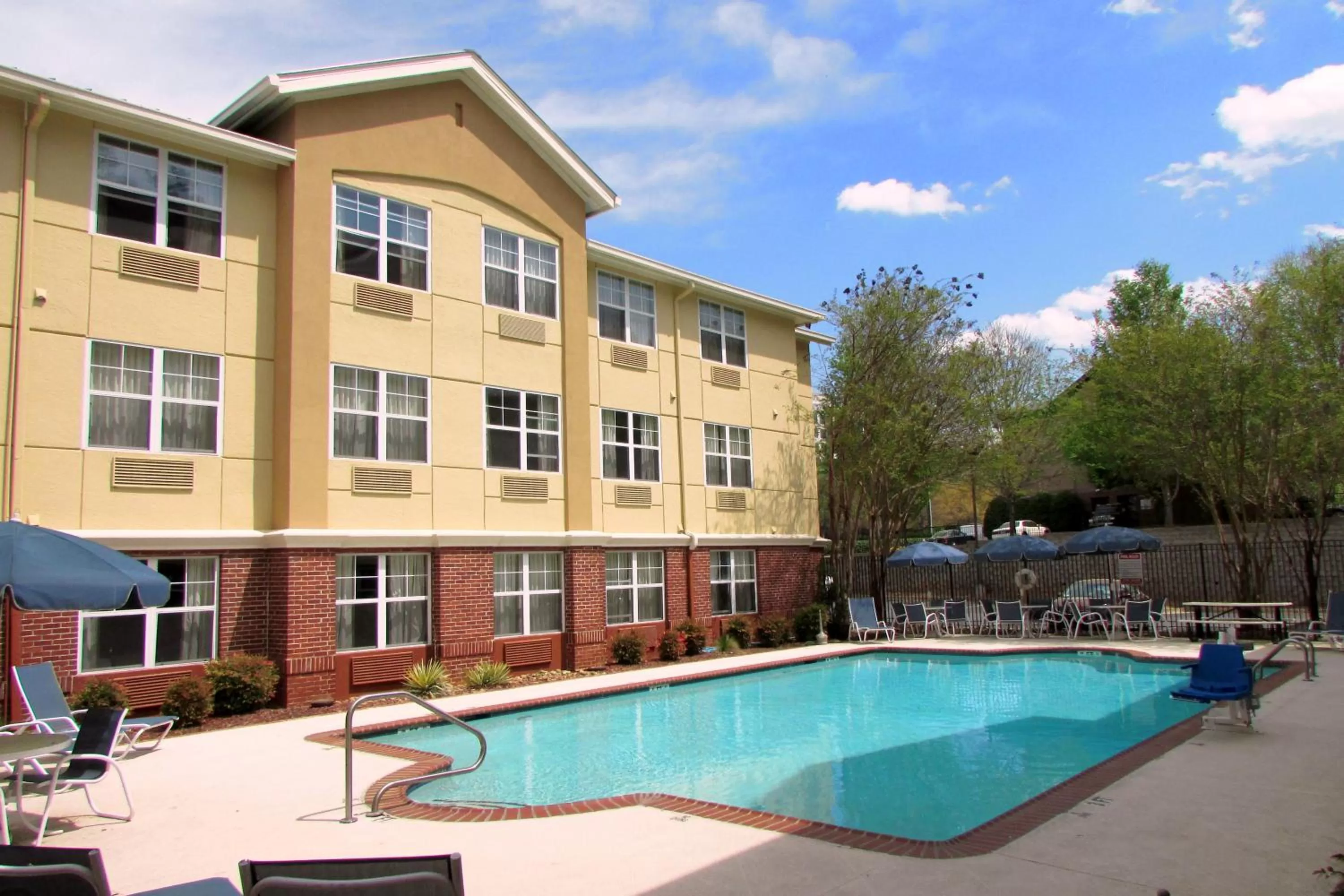 Swimming pool in Extended Stay America Suites - Atlanta - Alpharetta - Northpoint - West