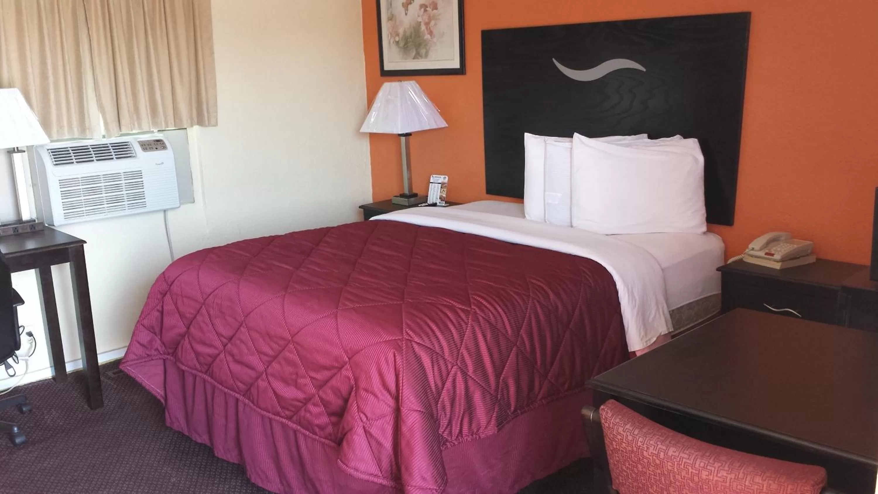 Bedroom, Bed in American Inn