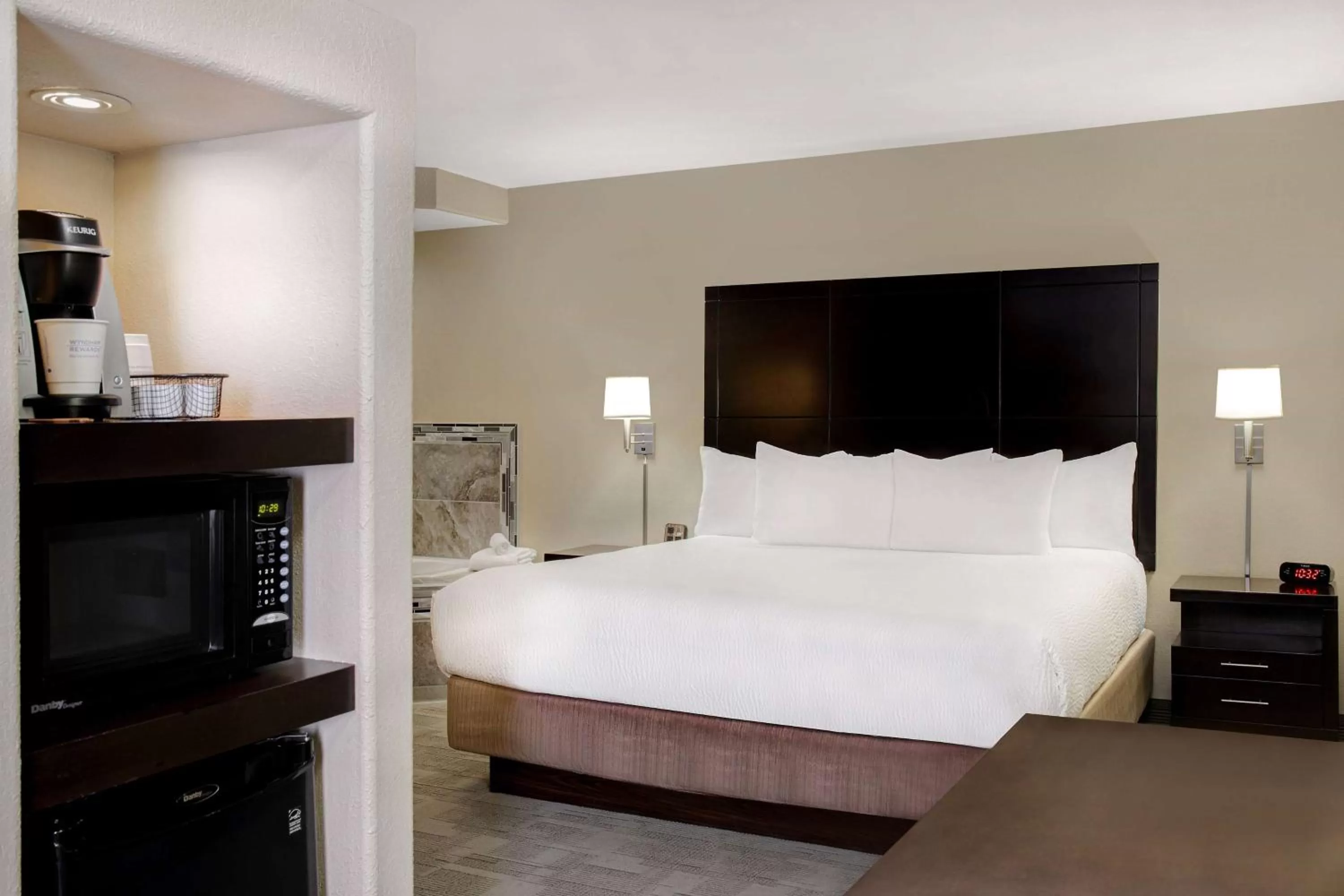 Photo of the whole room, Bed in Days Inn by Wyndham Medicine Hat