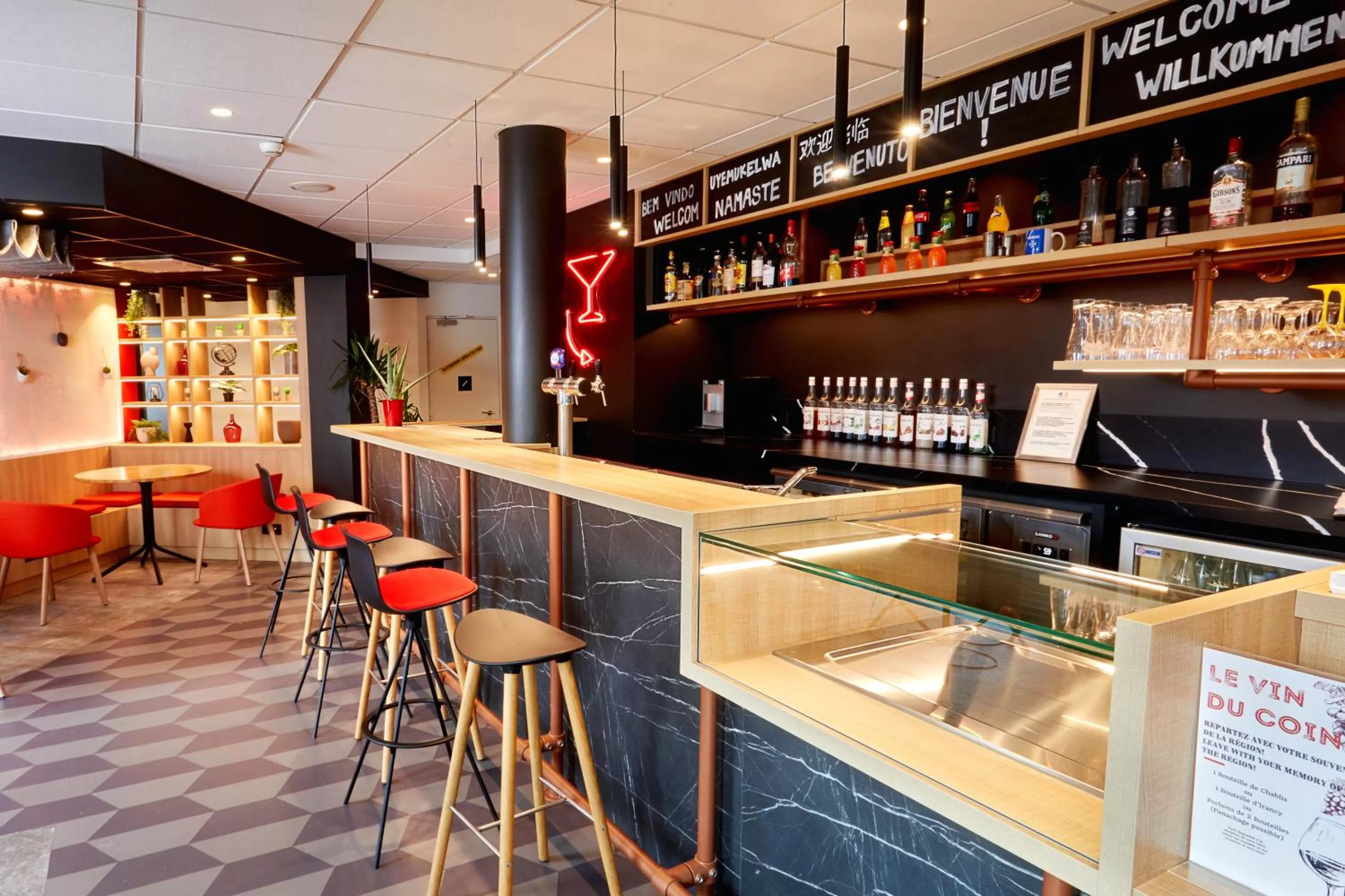 Lounge or bar in ibis Auxerre Centre