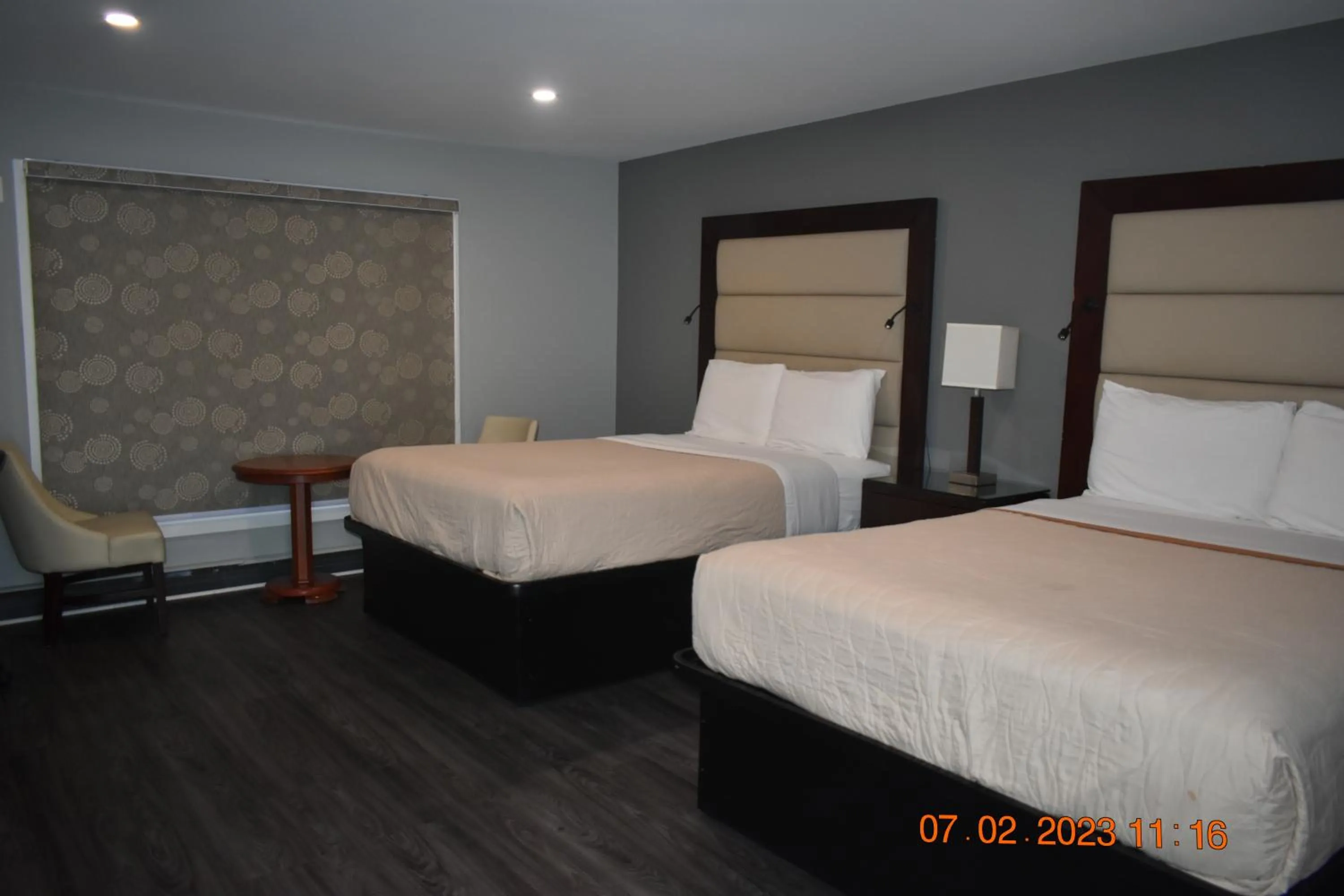 Bedroom, Bed in Time Travellers Motel